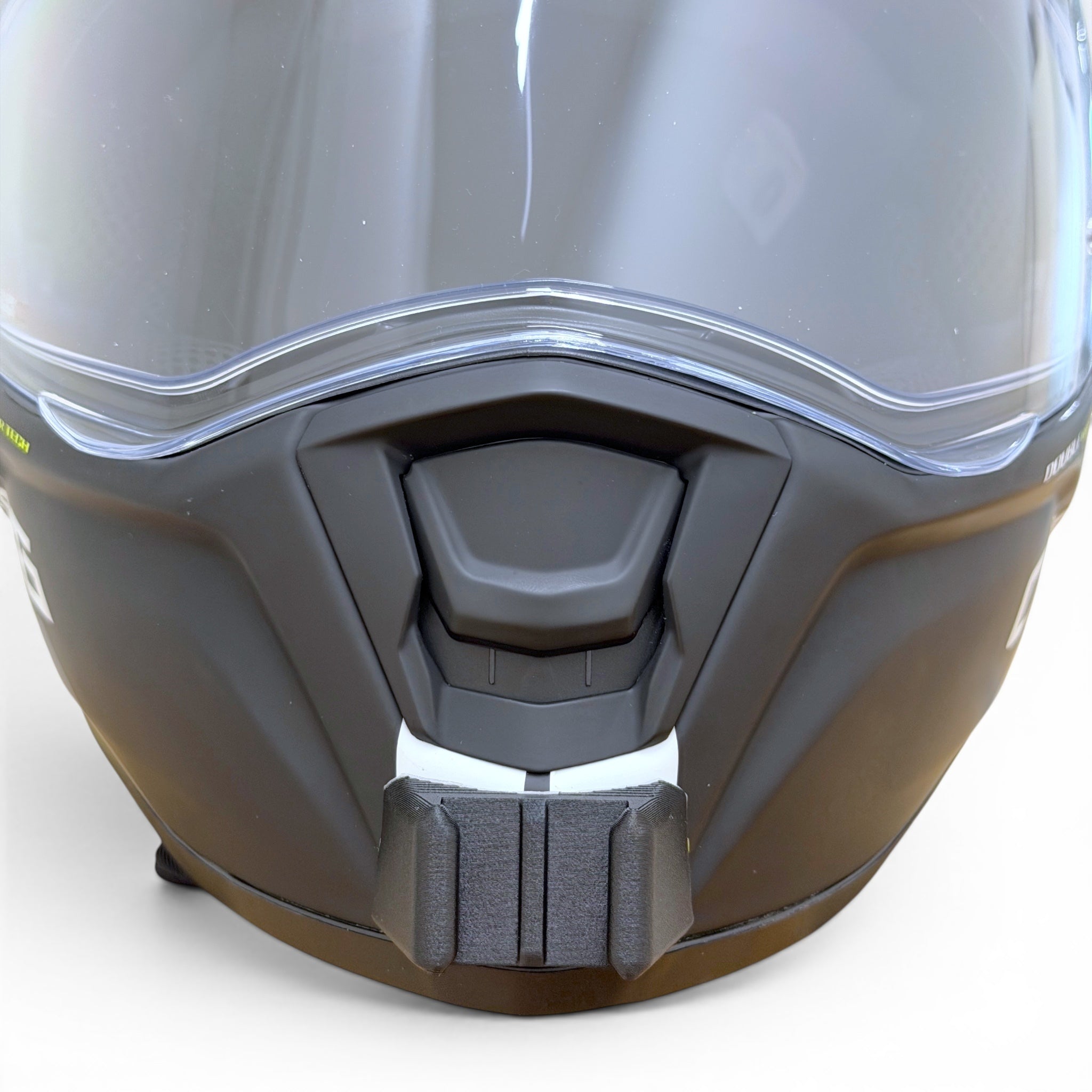 Vista frontal del casco CABERG DRIFT EVO con el soporte de mentonera RiderMounts montado