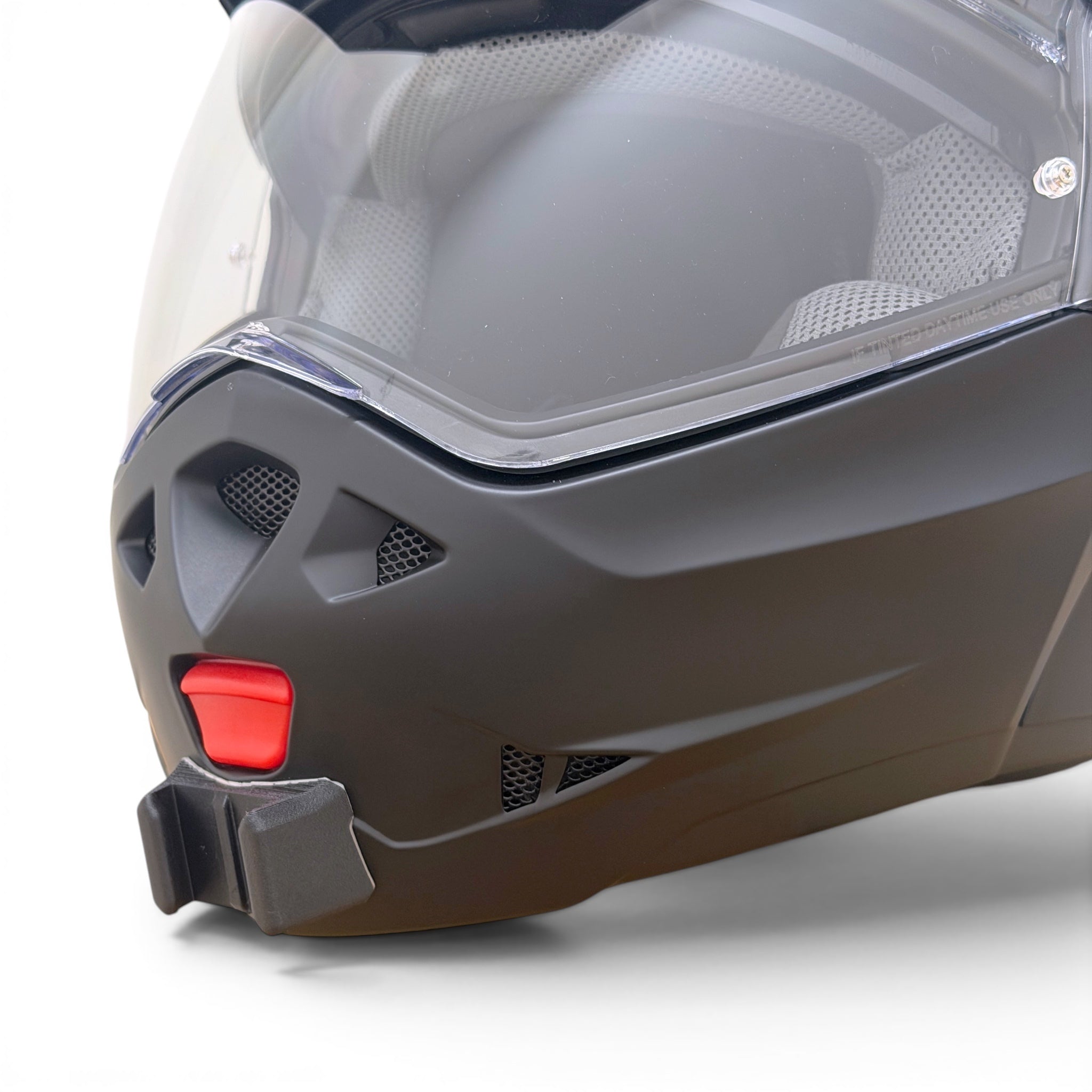 Primer plano del soporte de mentonera RiderMounts en la barbilla del casco CABERG TOURMAX X