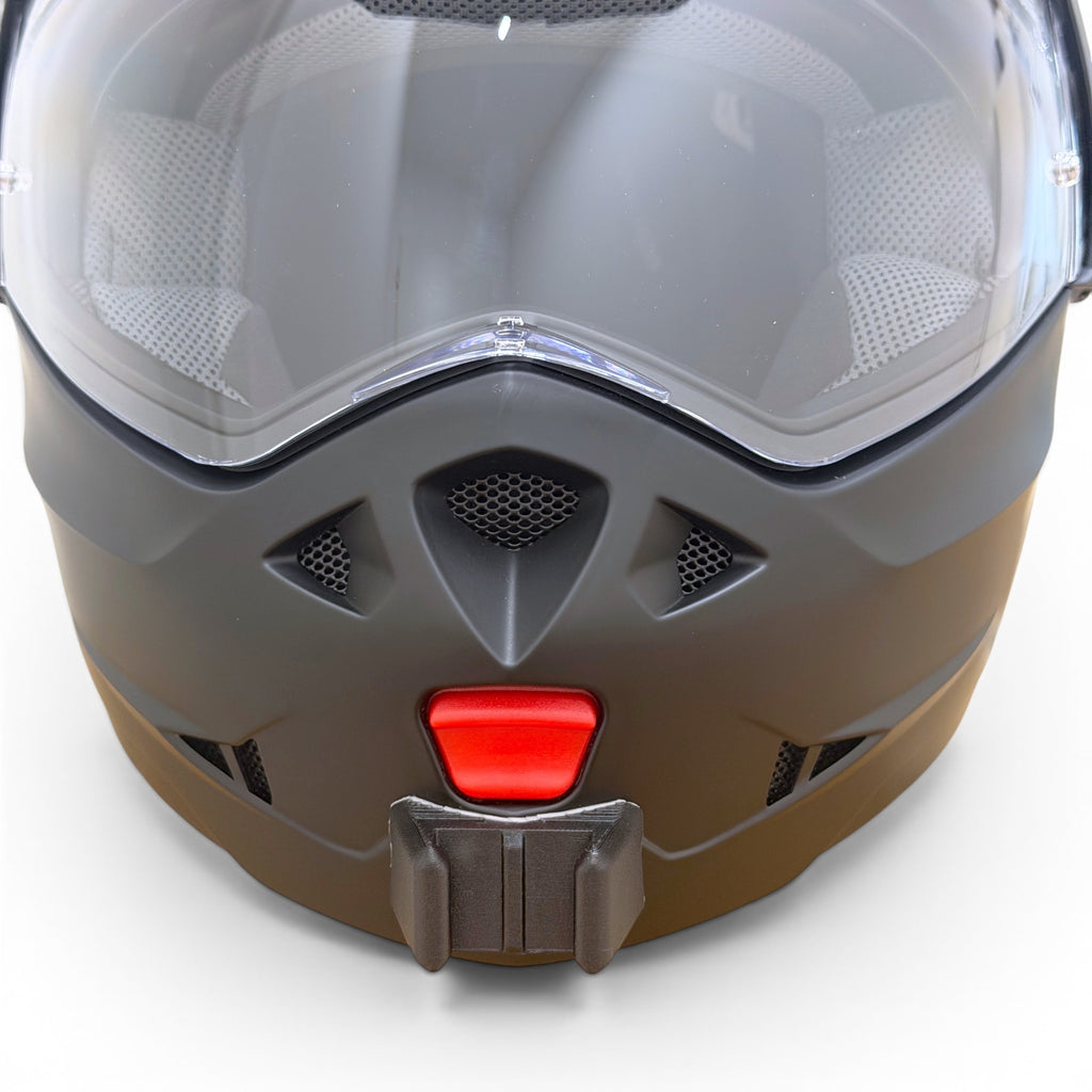 Vista frontal del casco CABERG TOURMAX X con el soporte de mentonera RiderMounts montado