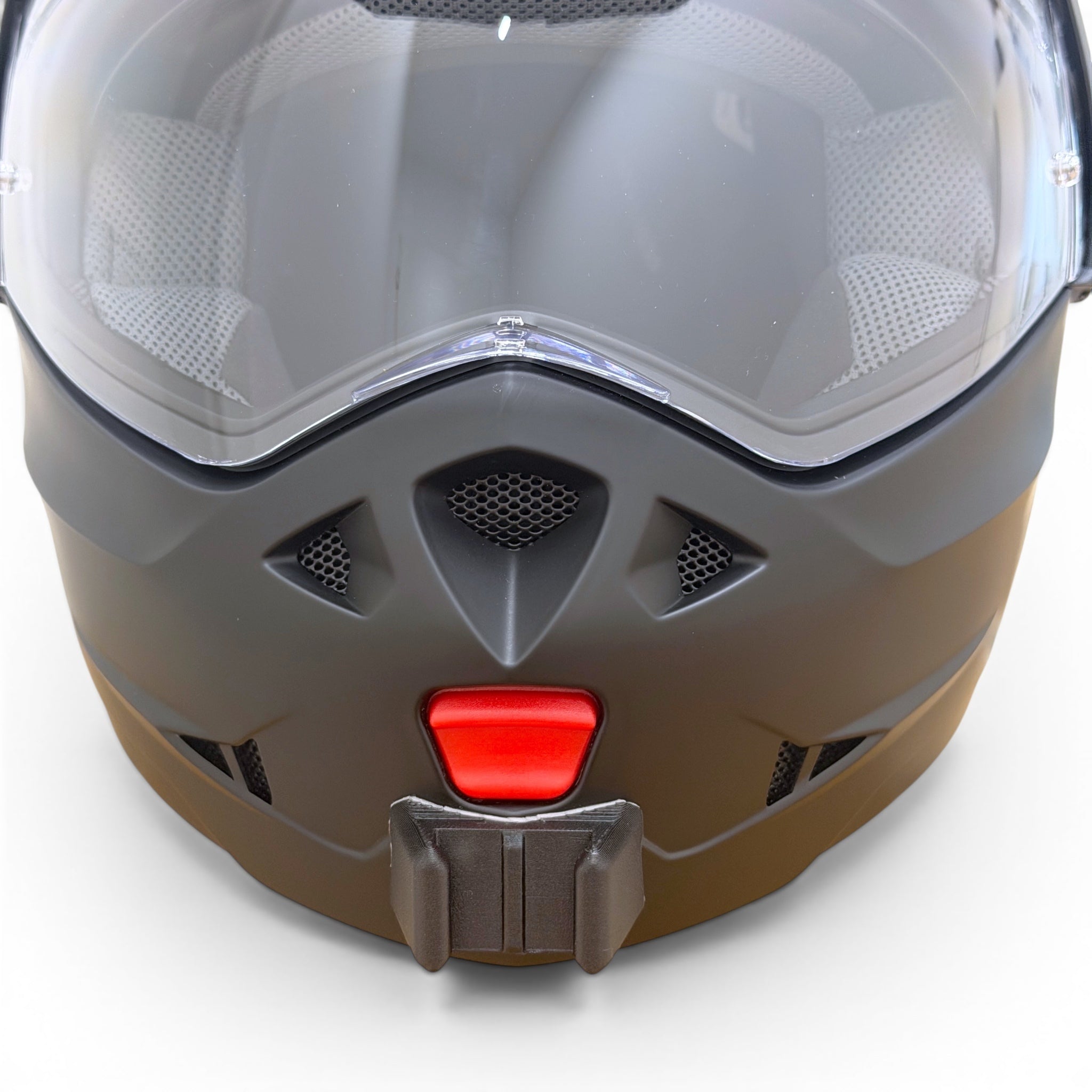 Vista frontal del casco CABERG TOURMAX X con el soporte de mentonera RiderMounts montado