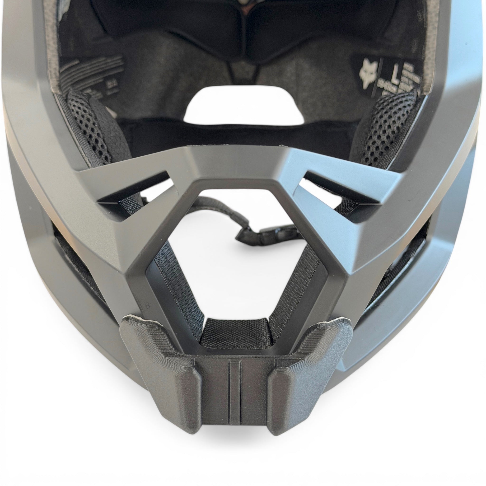 Vista frontal del casco FOX PROFRAME con el soporte de mentonera RiderMounts montado