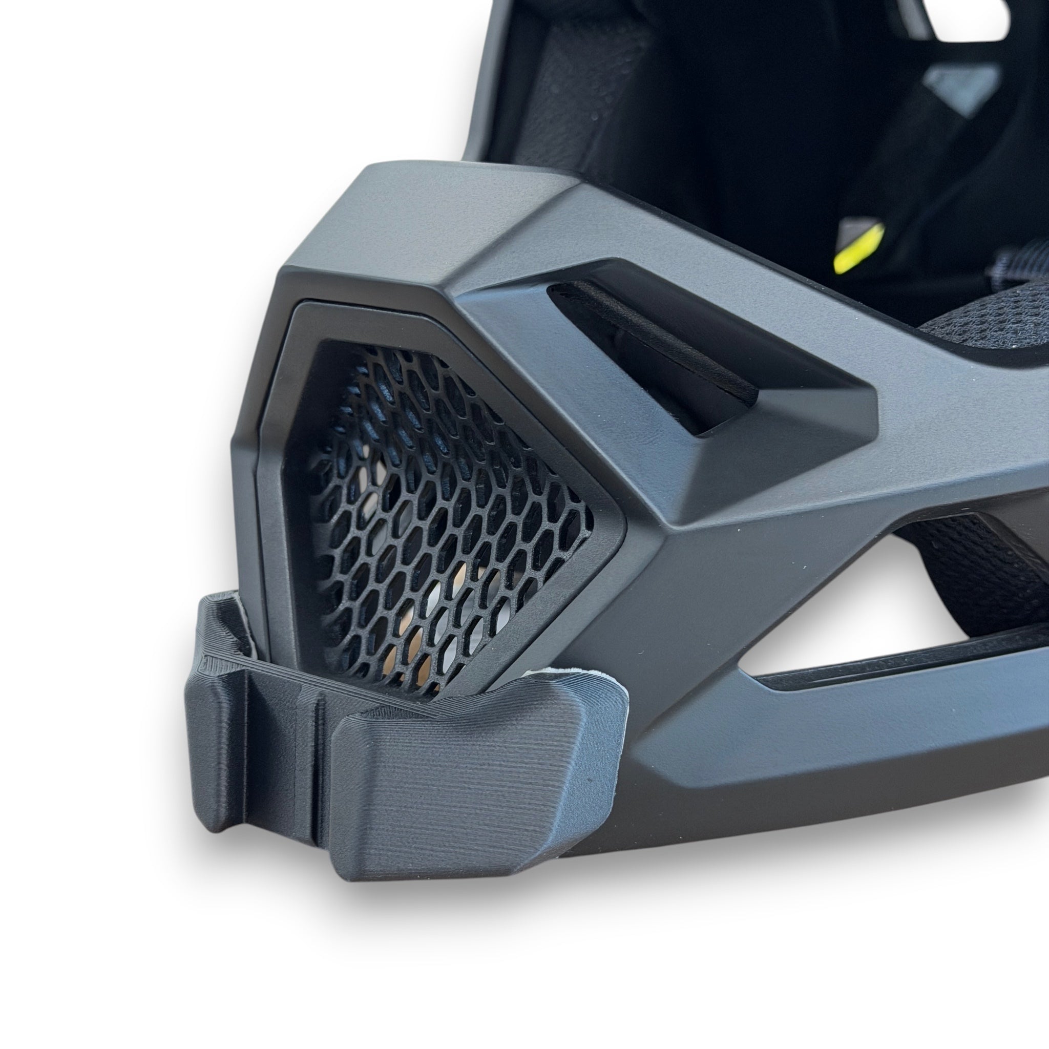 Primer plano del soporte de mentonera RiderMounts en la barbilla del casco FOX RAMPAGE