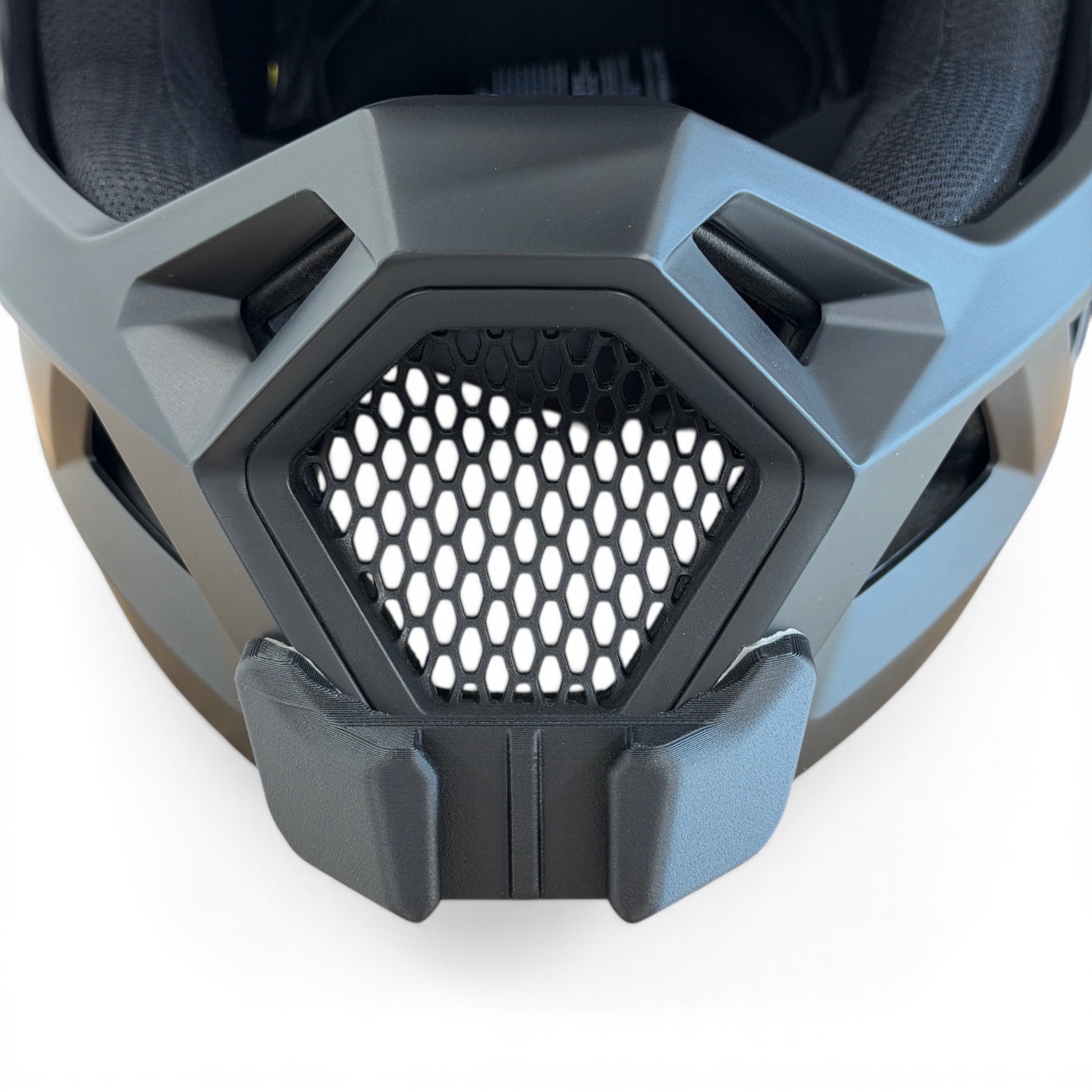 Vista frontal del casco FOX RAMPAGE con el soporte de mentonera RiderMounts montado