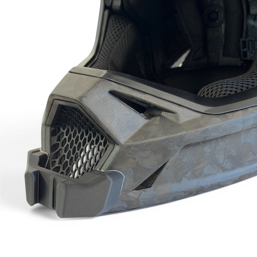 Primer plano del soporte de mentonera RiderMounts en la barbilla del casco FOX RAMPAGE RS