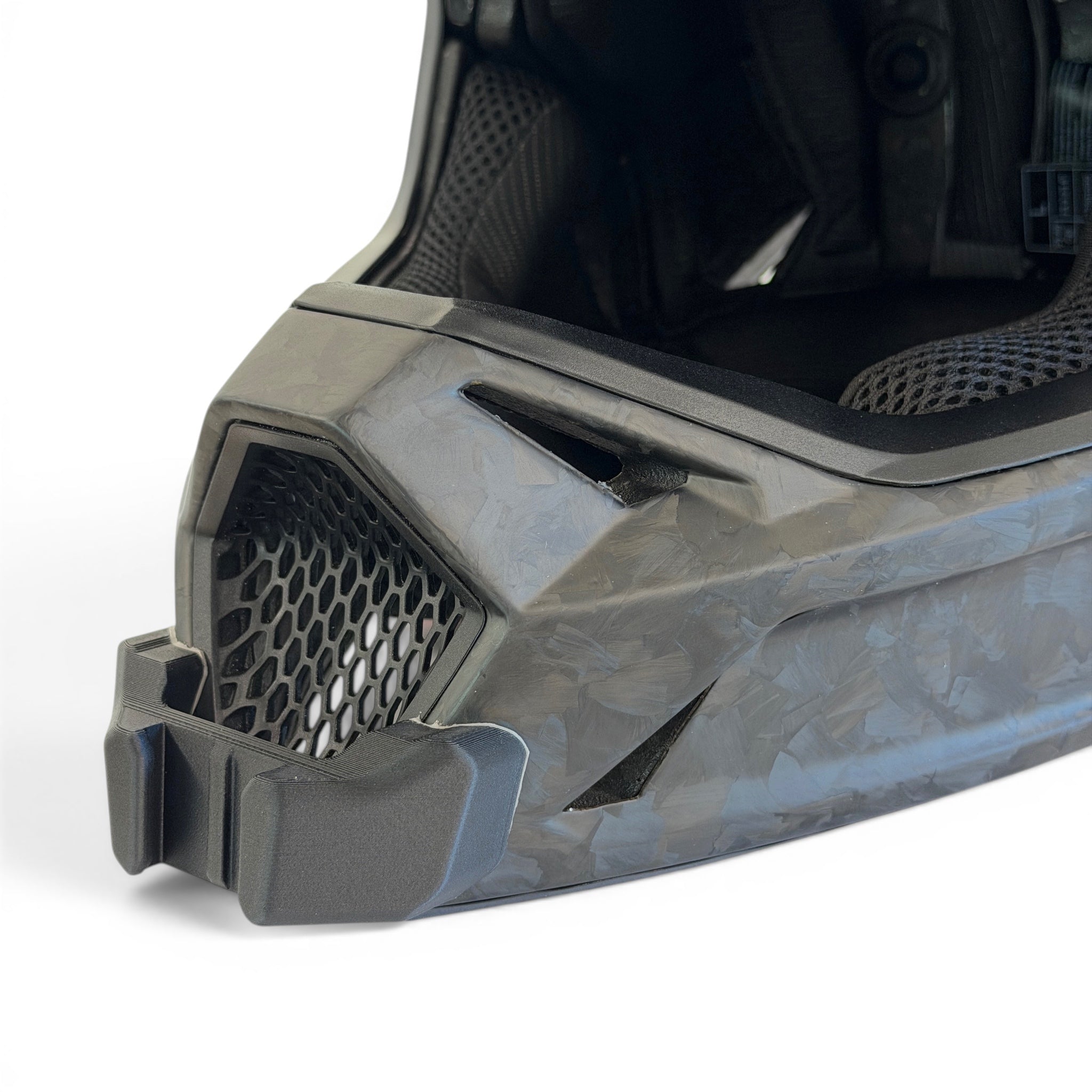 Primer plano del soporte de mentonera RiderMounts en la barbilla del casco FOX RAMPAGE RS