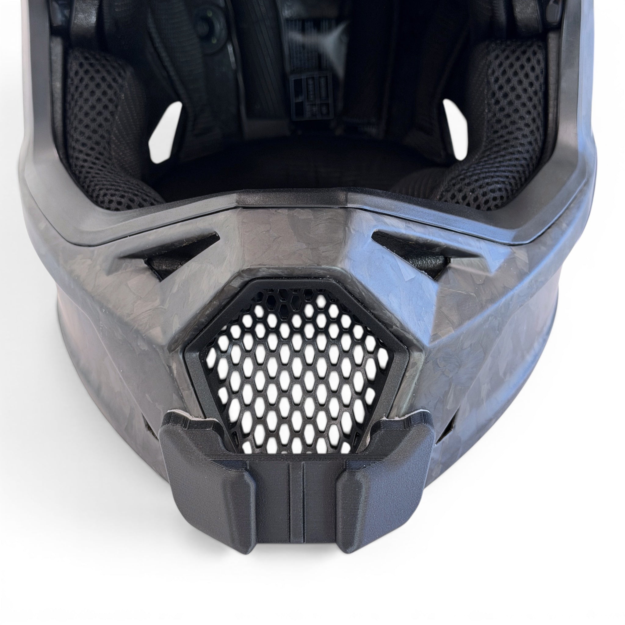 Vista frontal del casco FOX RAMPAGE RS con el soporte de mentonera RiderMounts montado