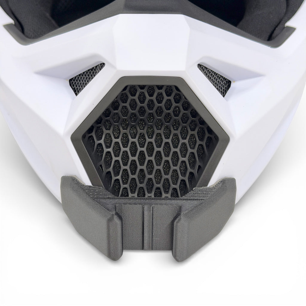 Vista frontal del casco FOX V1 con el soporte de mentonera RiderMounts montado