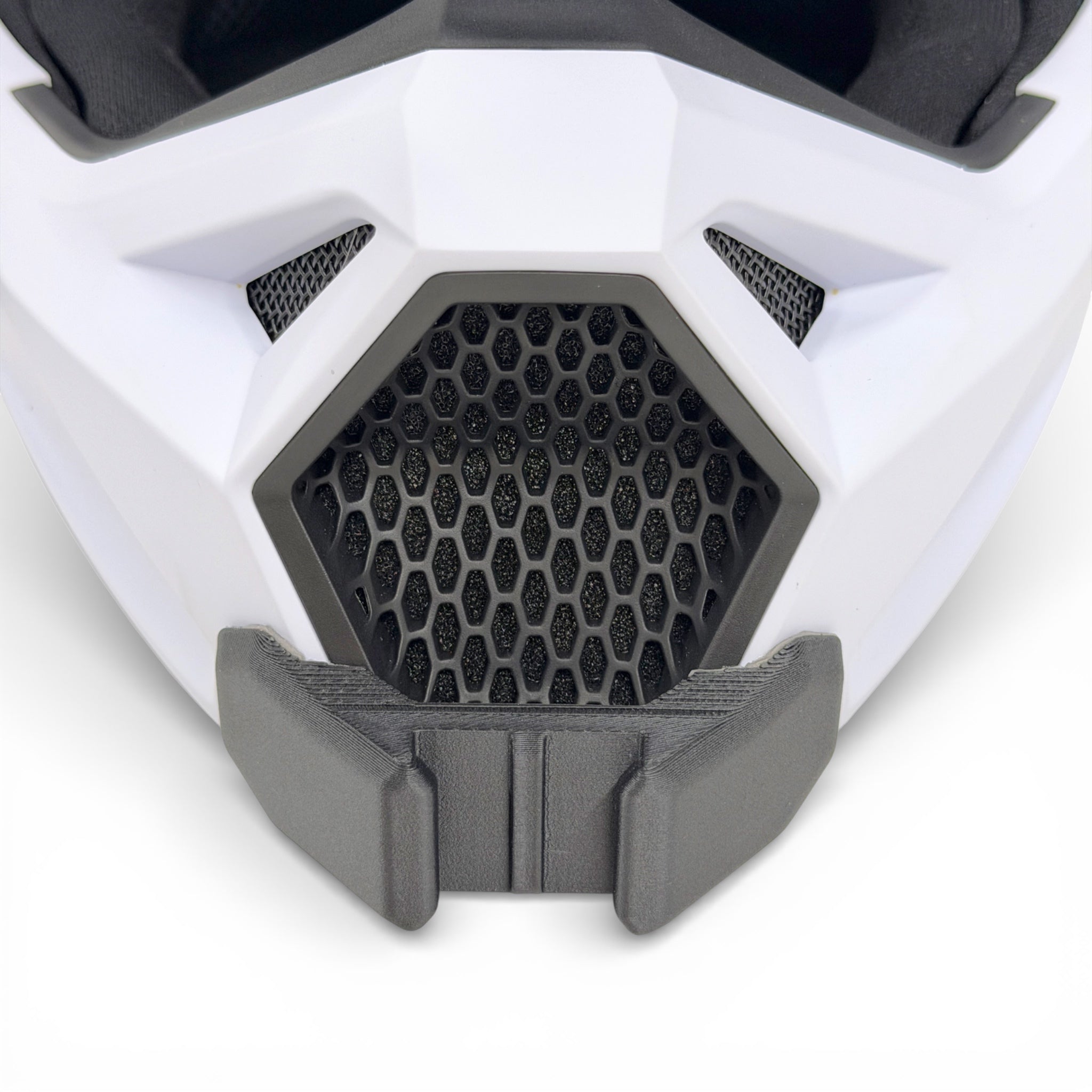 Vista frontal del casco FOX V1 con el soporte de mentonera RiderMounts montado