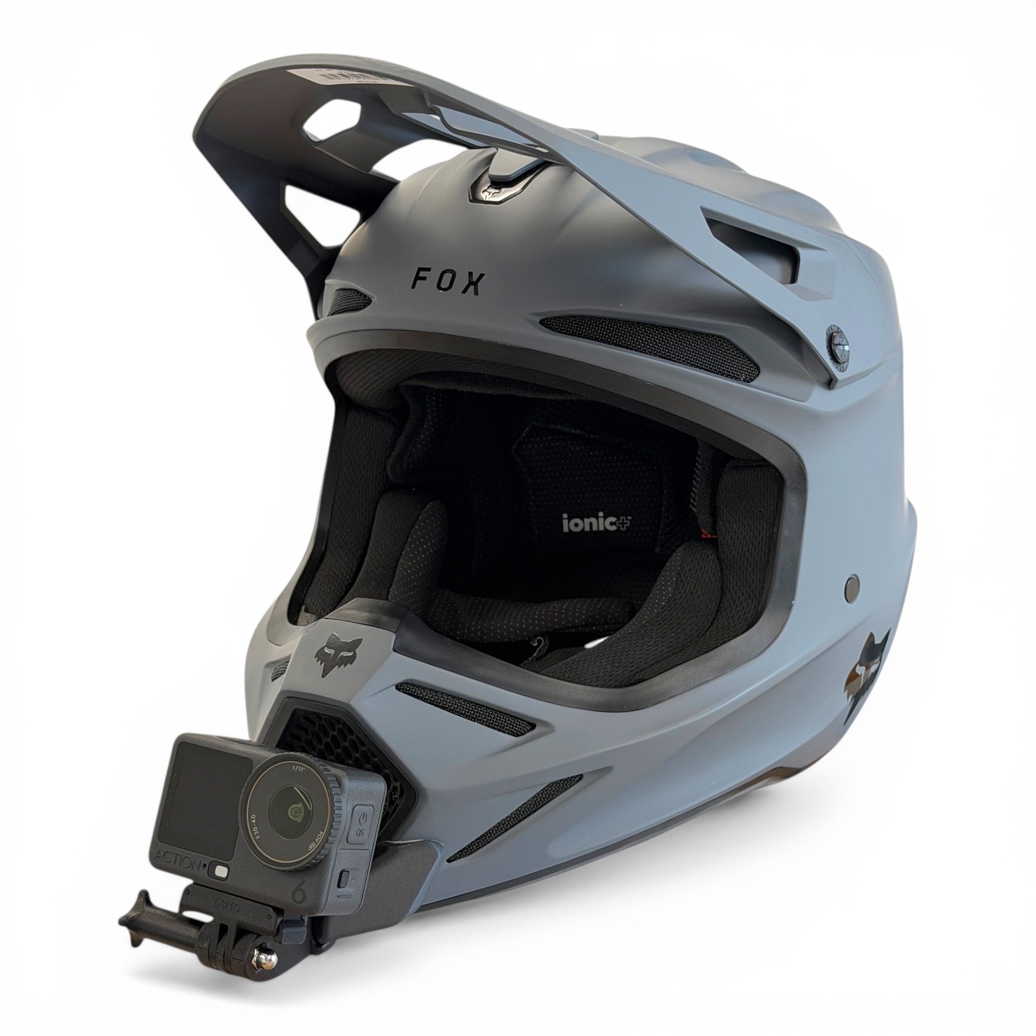 Casco FOX V3 con soporte de mentonera RiderMounts y cámara de acción montada