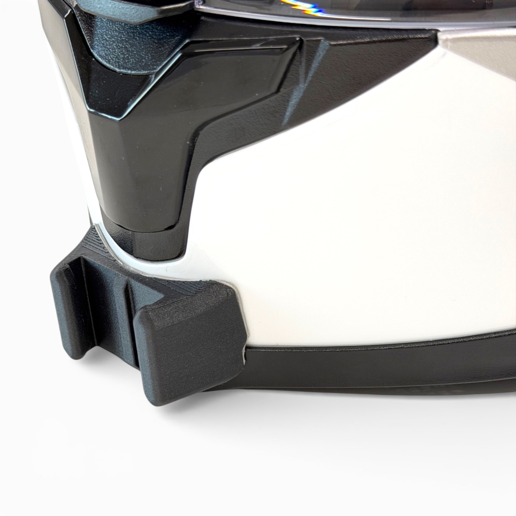 Primer plano del soporte de mentonera RiderMounts en la barbilla del casco HJC C70N