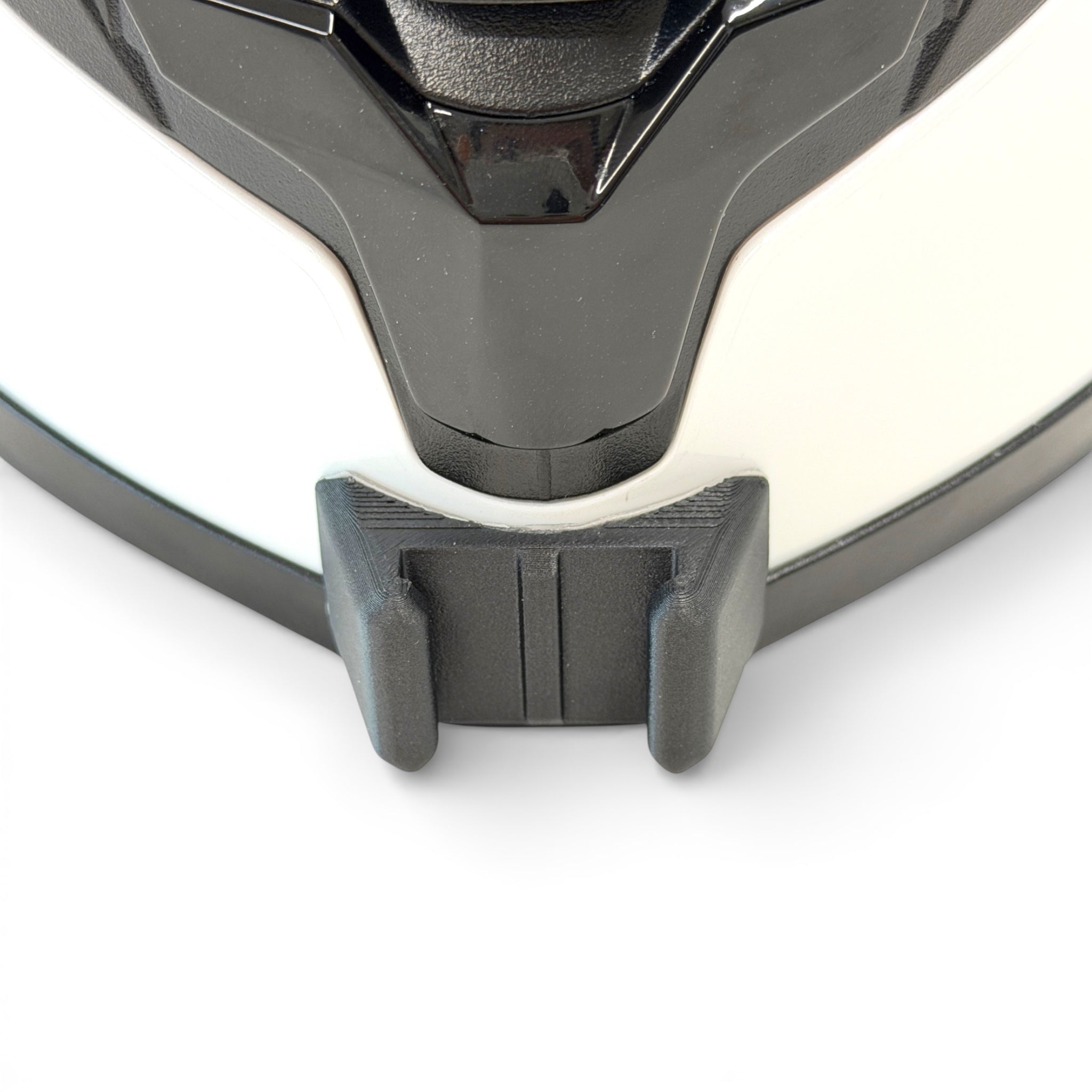 Vista frontal del casco HJC C70N con el soporte de mentonera RiderMounts montado