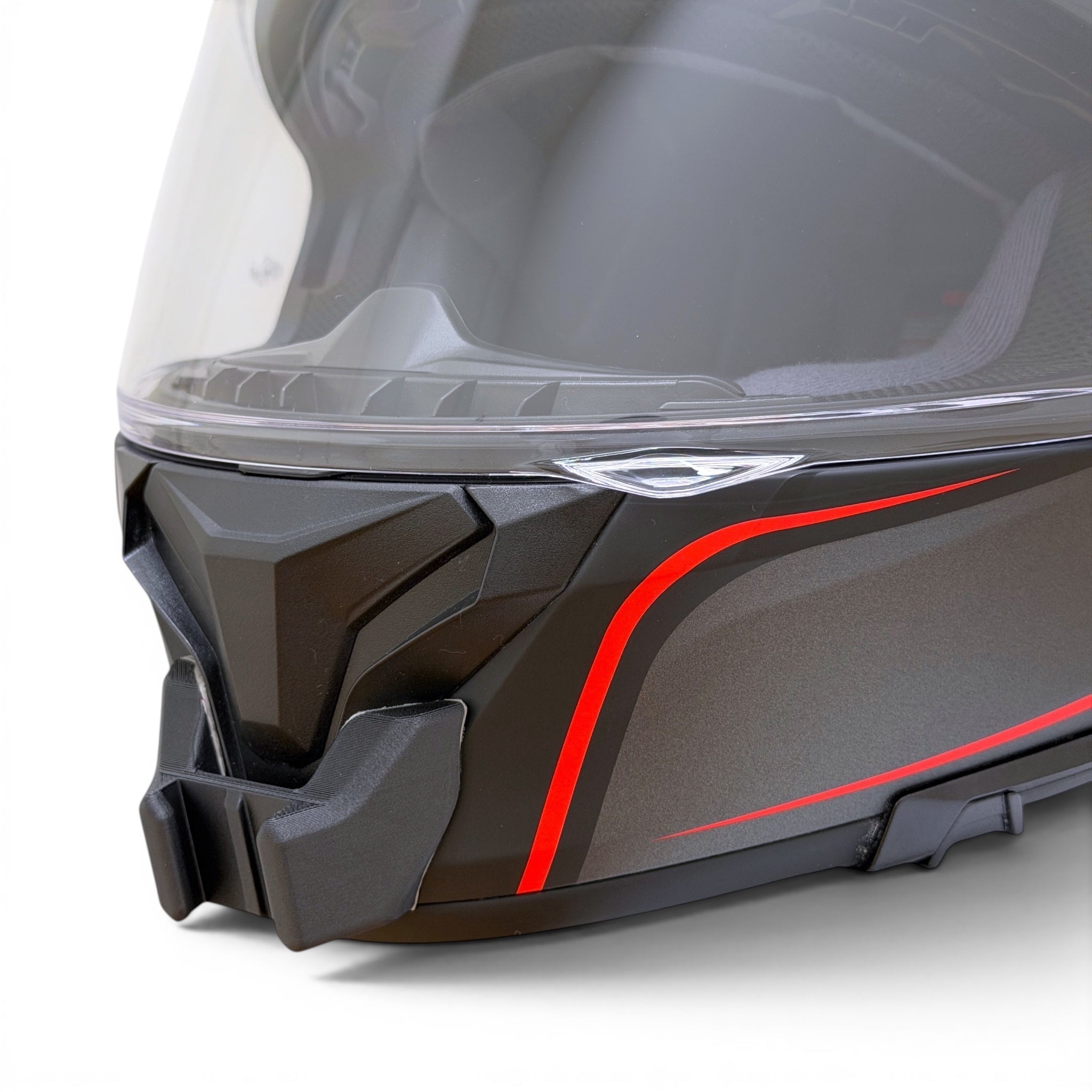 Primer plano del soporte de mentonera RiderMounts en la barbilla del casco HJC C71