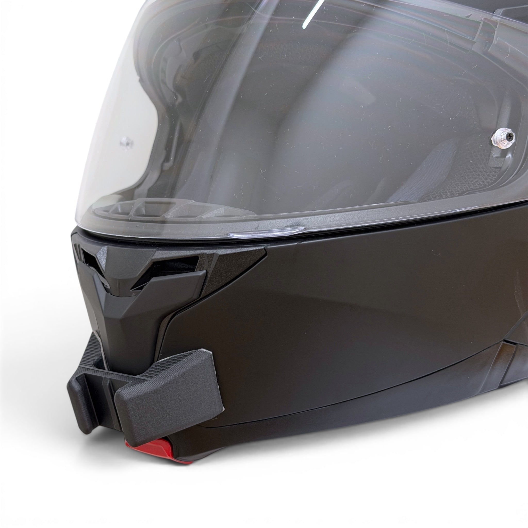 Primer plano del soporte de mentonera RiderMounts en la barbilla del casco HJC C91N