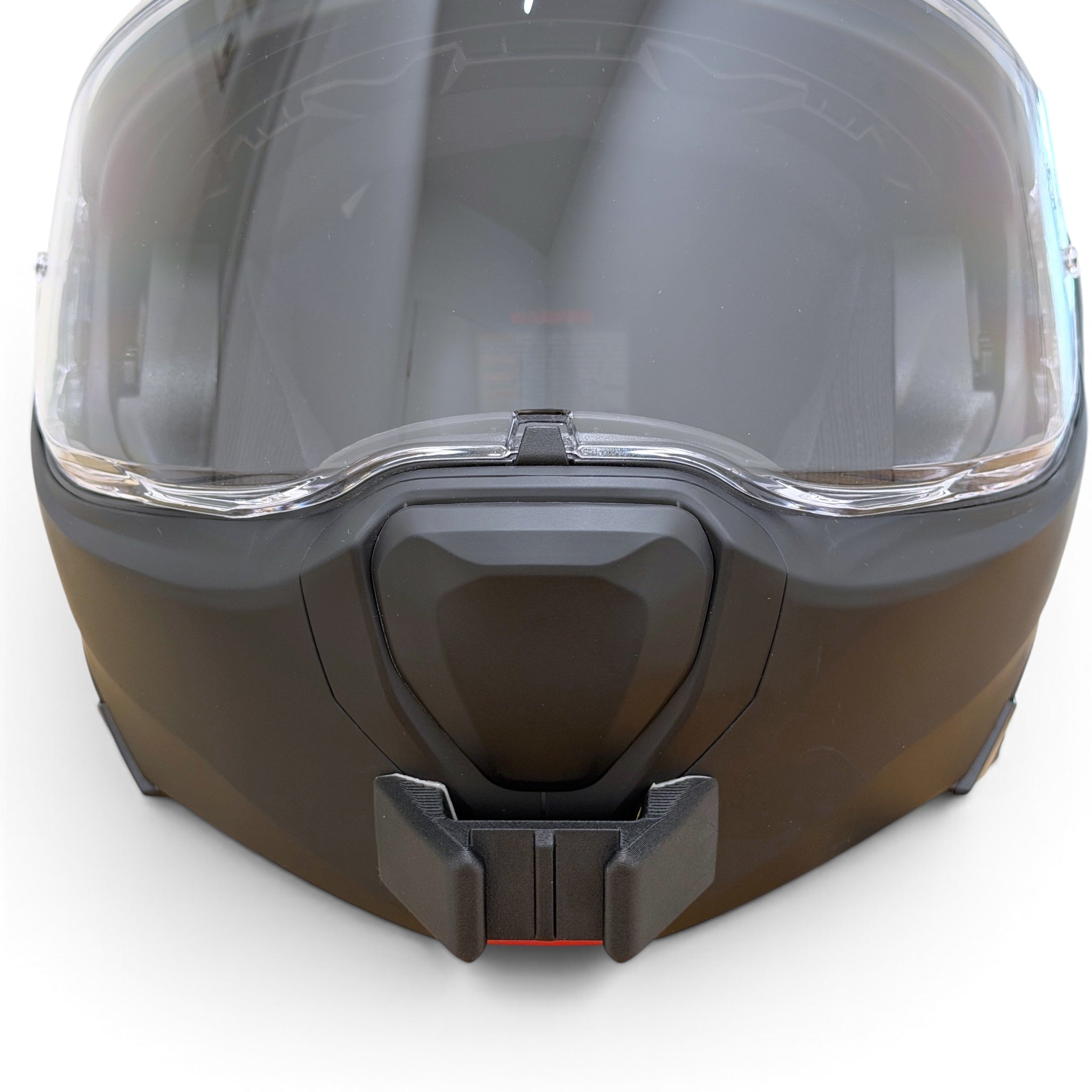 Vista frontal del casco HJC F100 con el soporte de mentonera RiderMounts montado