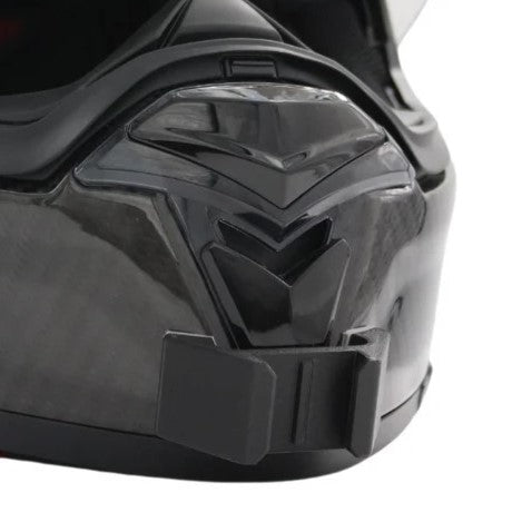 Primer plano del soporte de mentonera RiderMounts en la barbilla del casco HJC F70