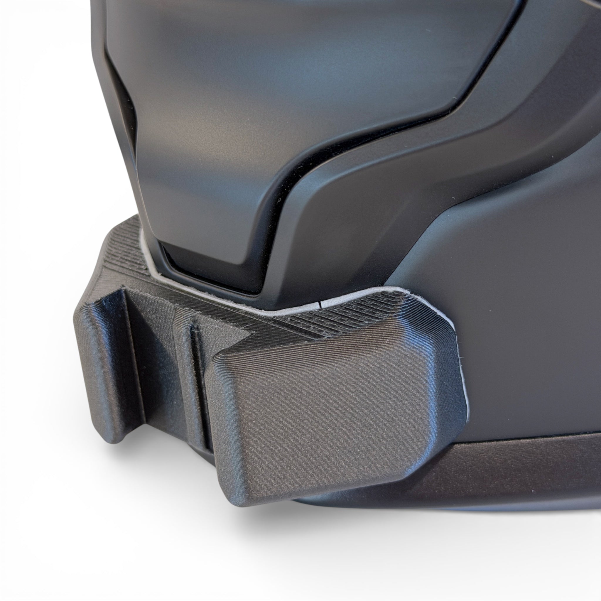 Primer plano del soporte de mentonera RiderMounts en la barbilla del casco HJC F71