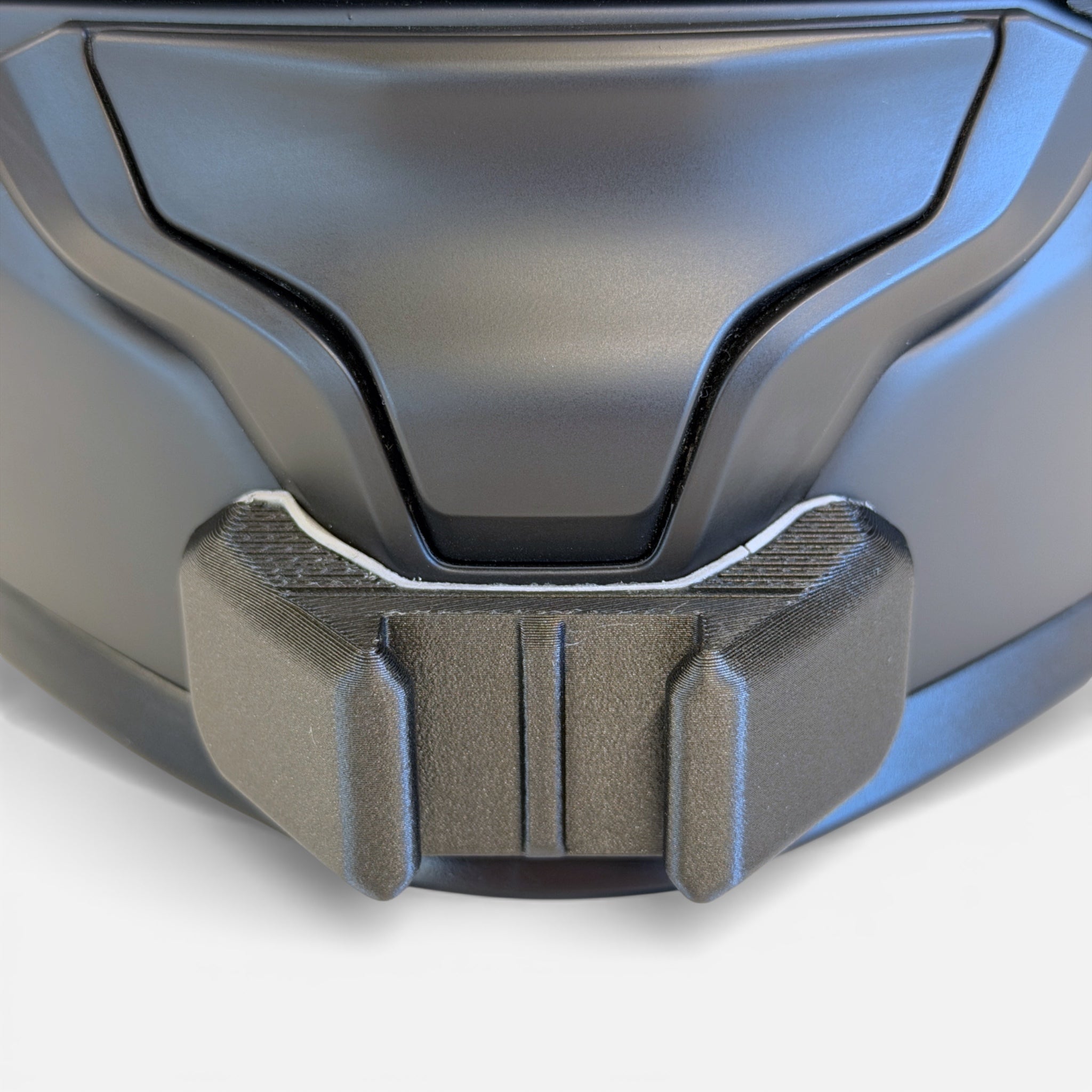 Vista frontal del casco HJC F71 con el soporte de mentonera RiderMounts montado
