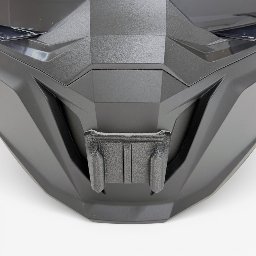 Vista frontal del casco HJC i20 con el soporte de mentonera RiderMounts montado