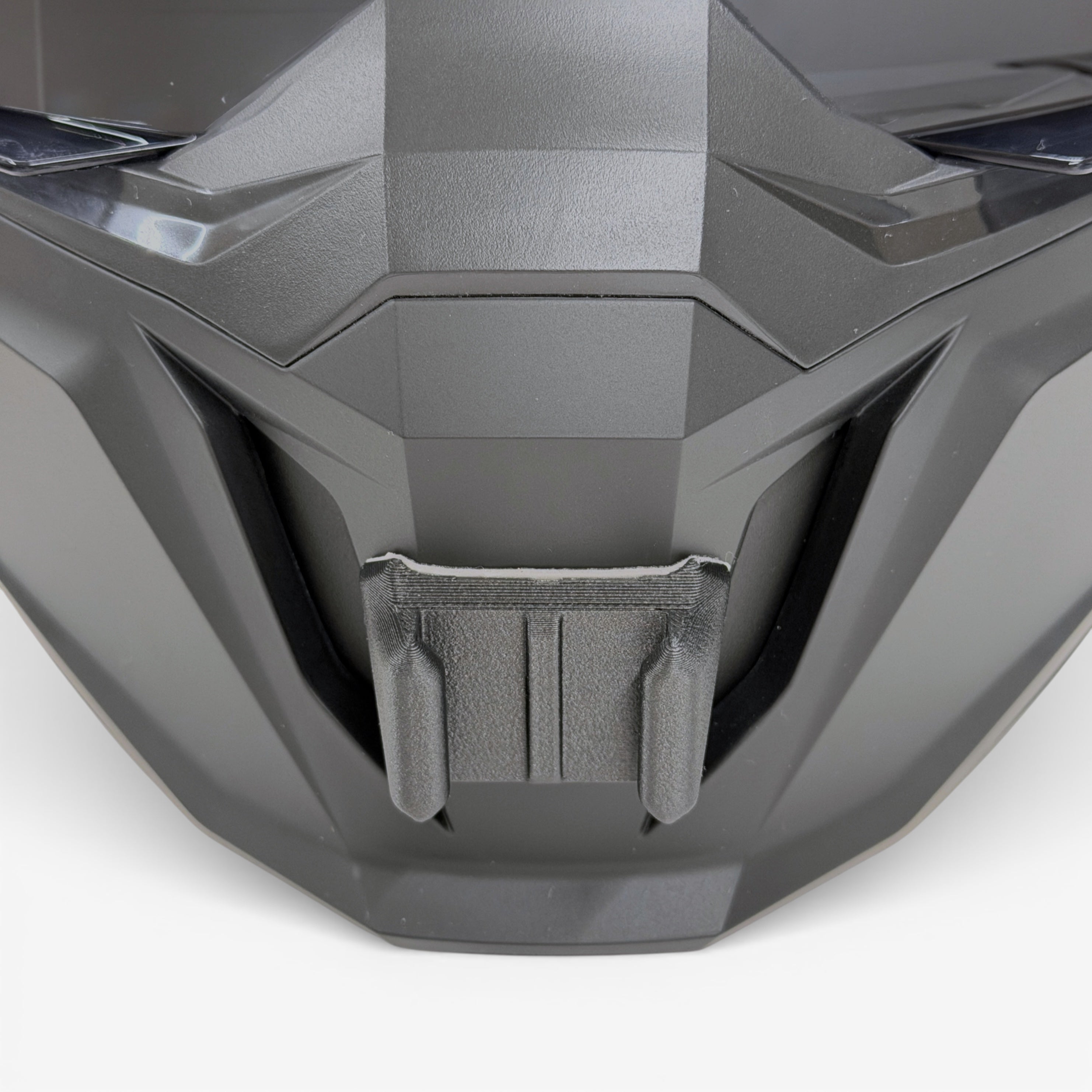 Vista frontal del casco HJC i20 con el soporte de mentonera RiderMounts montado