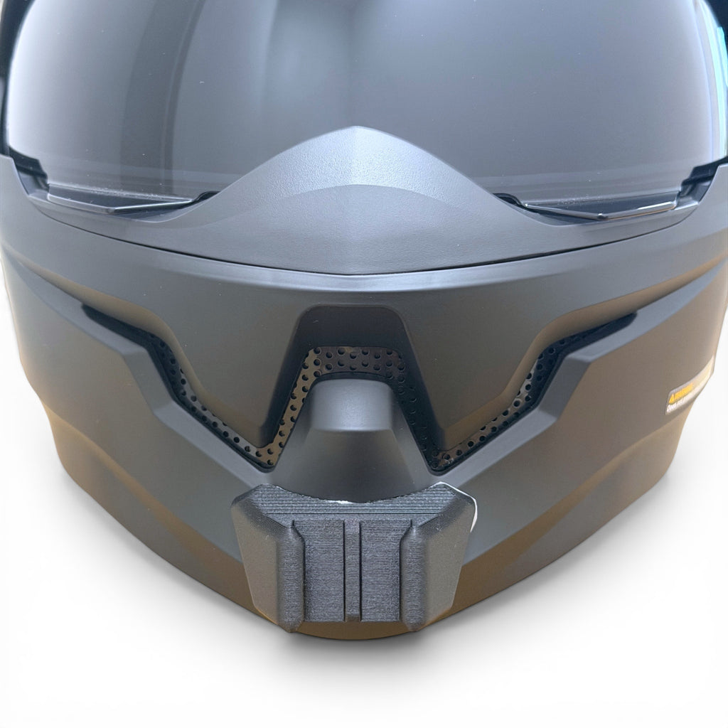 Vista frontal del casco HJC I20N con el soporte de mentonera RiderMounts montado