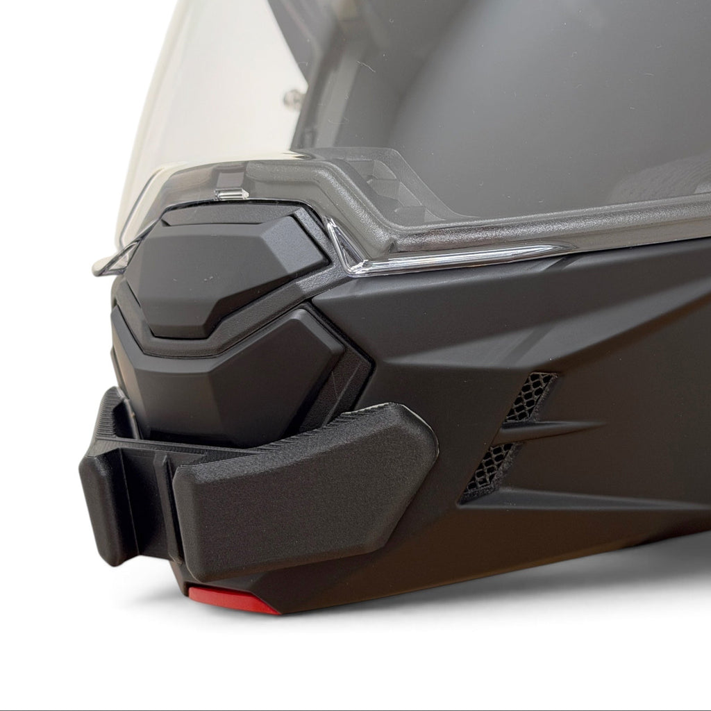 Primer plano del soporte de mentonera RiderMounts en la barbilla del casco HJC i80
