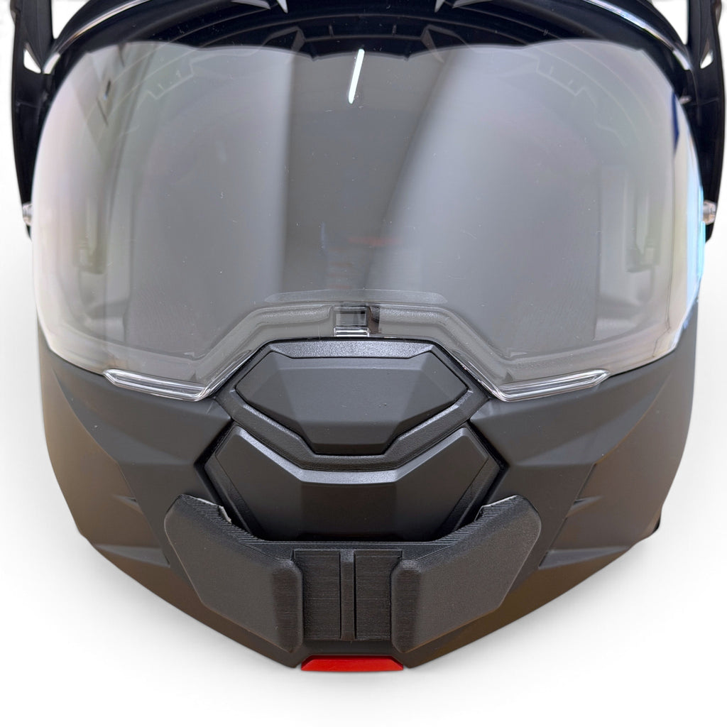 Vista frontal del casco HJC i80 con el soporte de mentonera RiderMounts montado