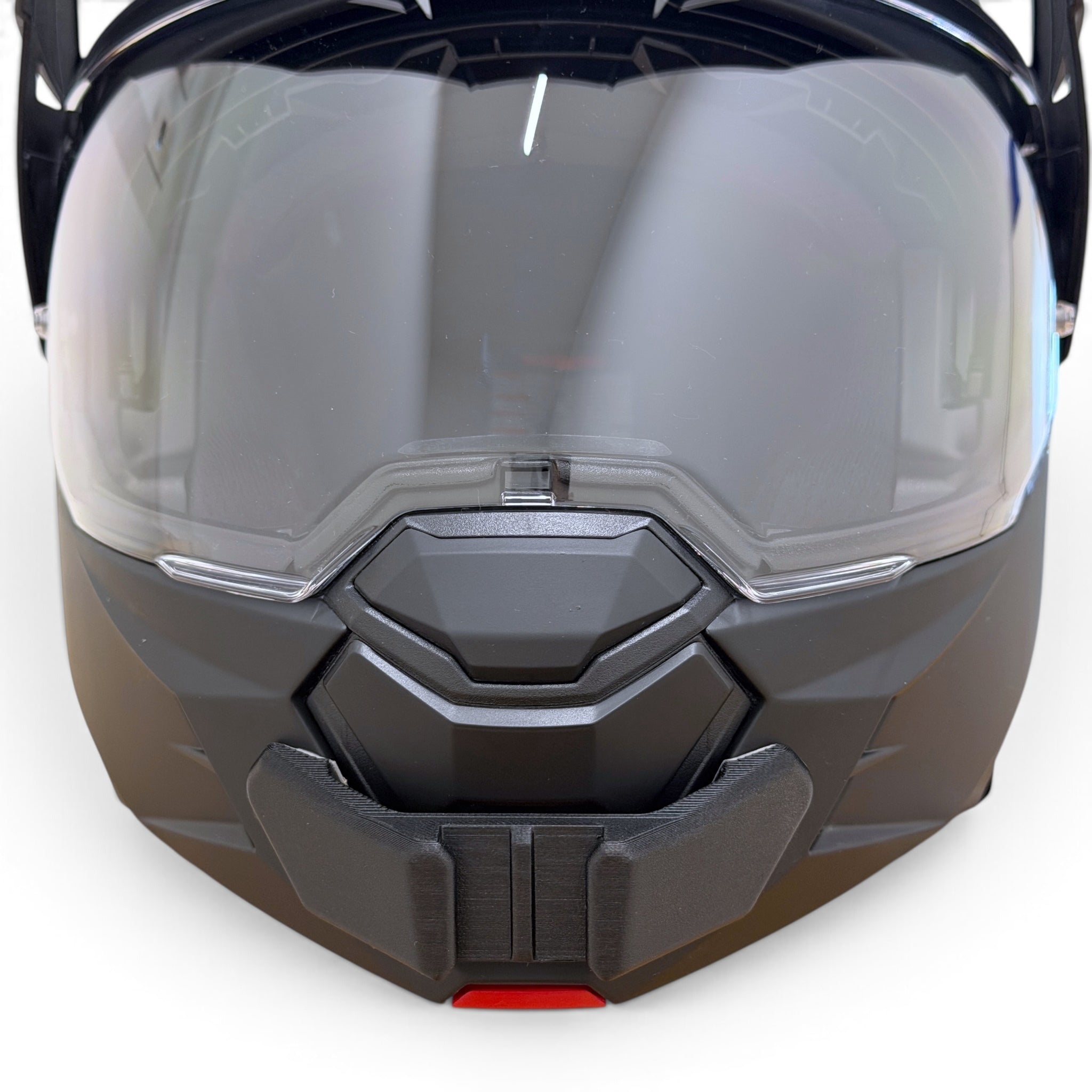 Vista frontal del casco HJC i80 con el soporte de mentonera RiderMounts montado
