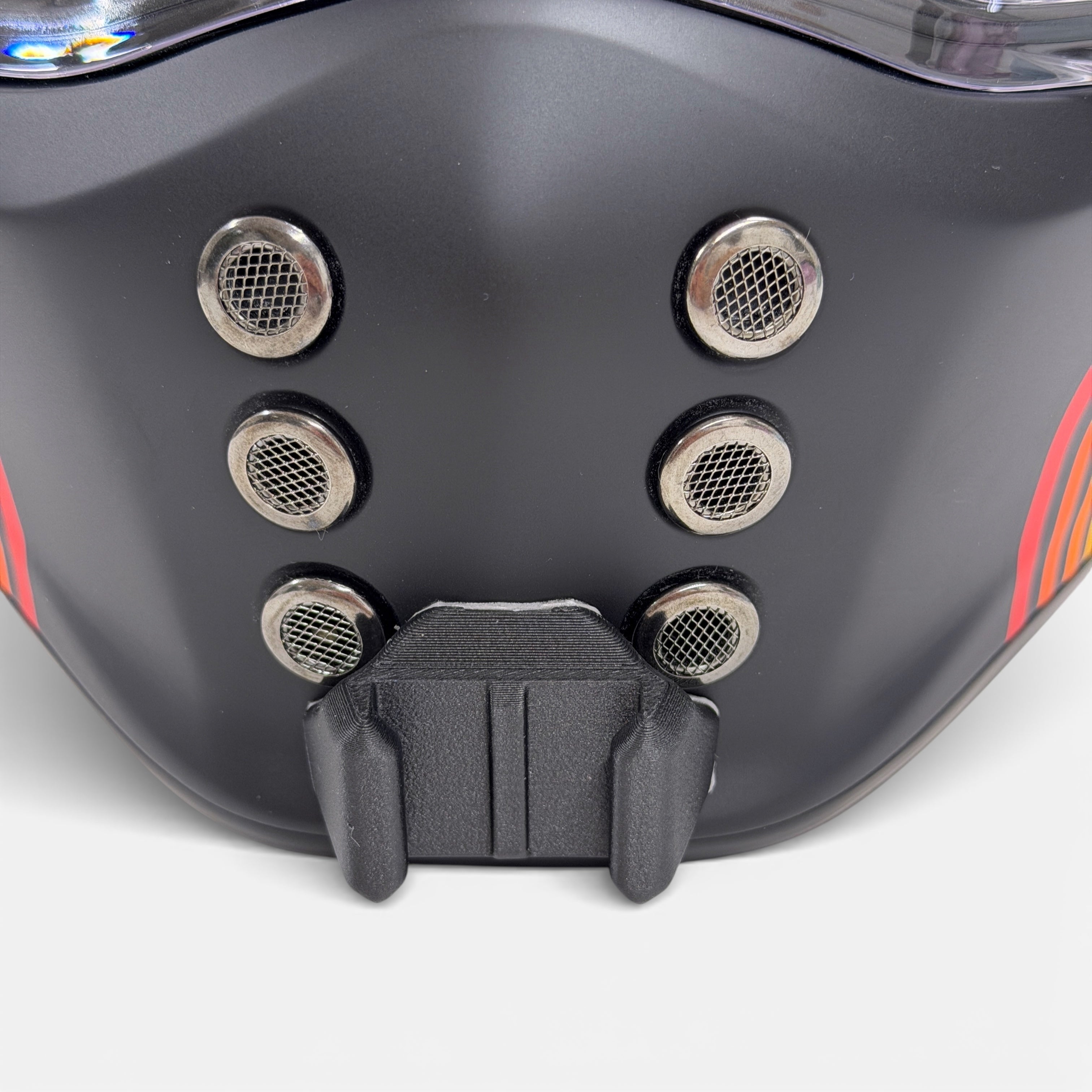 Vista frontal del casco HJC V10 con el soporte de mentonera RiderMounts montado