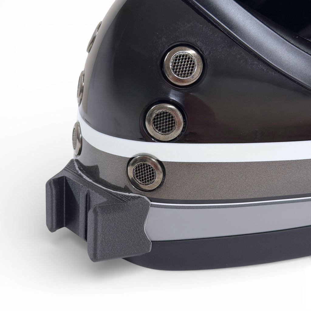 Primer plano del soporte de mentonera RiderMounts en la barbilla del casco HJC V60