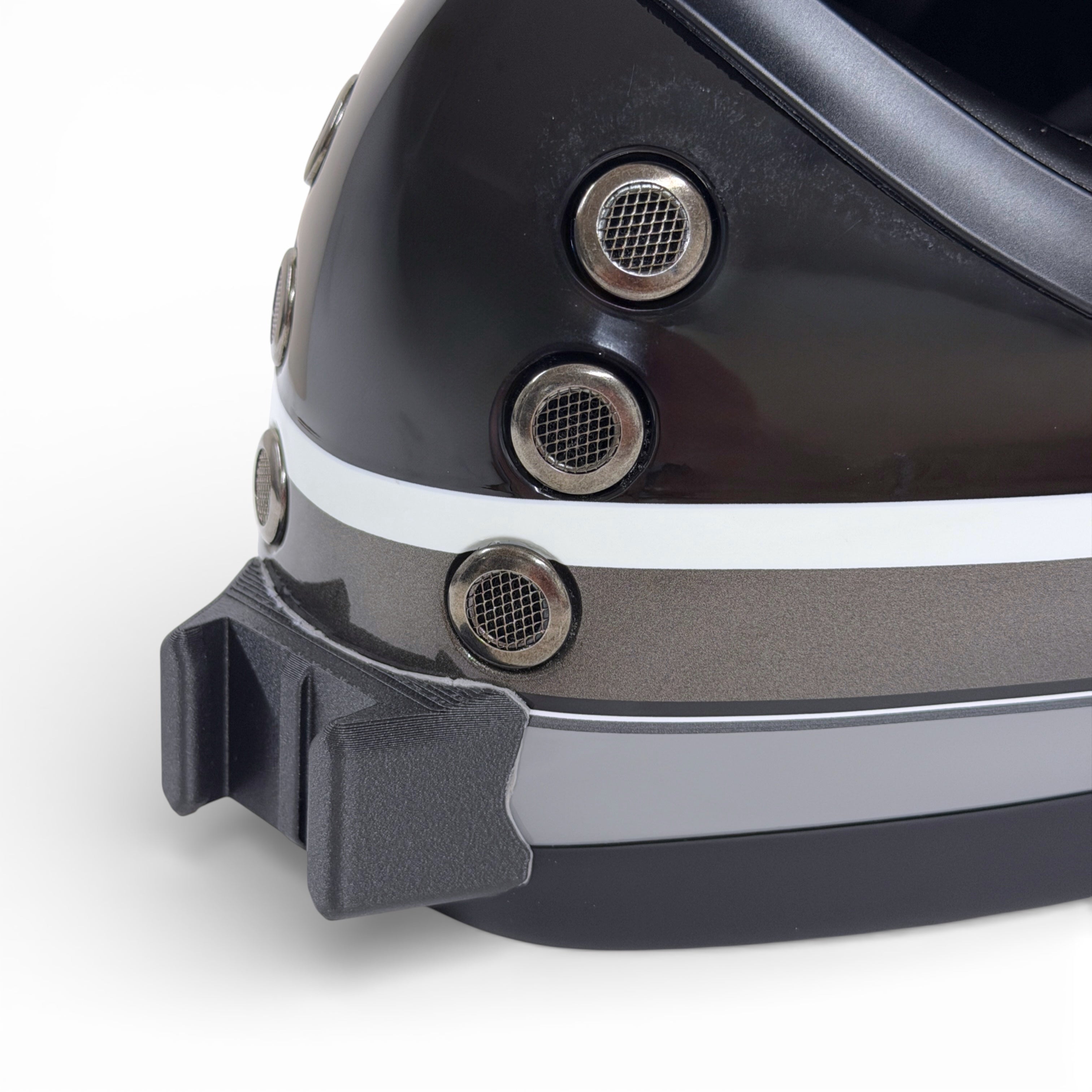 Primer plano del soporte de mentonera RiderMounts en la barbilla del casco HJC V60