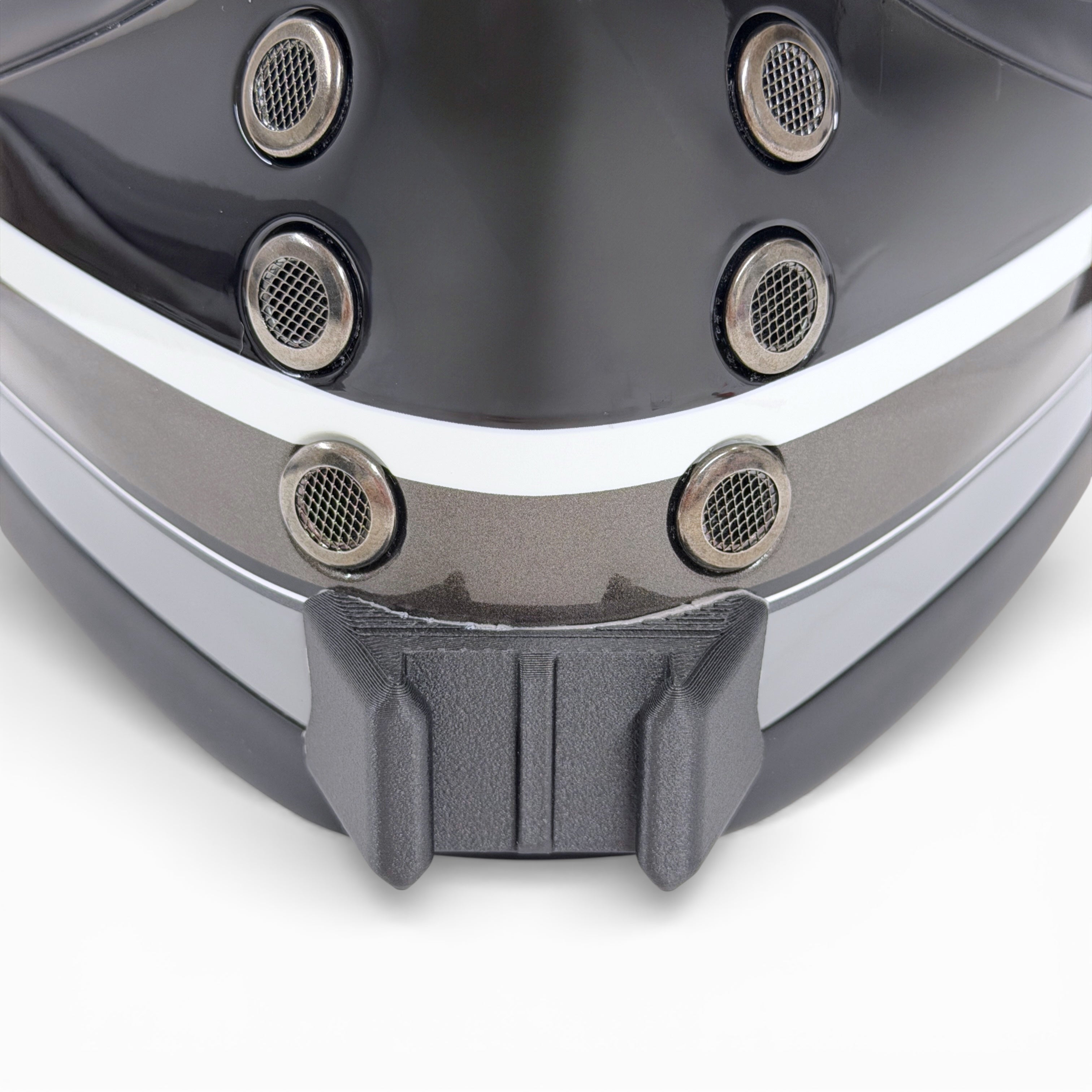Vista frontal del casco HJC V60 con el soporte de mentonera RiderMounts montado