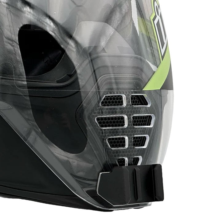 Primer plano del soporte de mentonera RiderMounts en la barbilla del casco ICON AIRFLITE