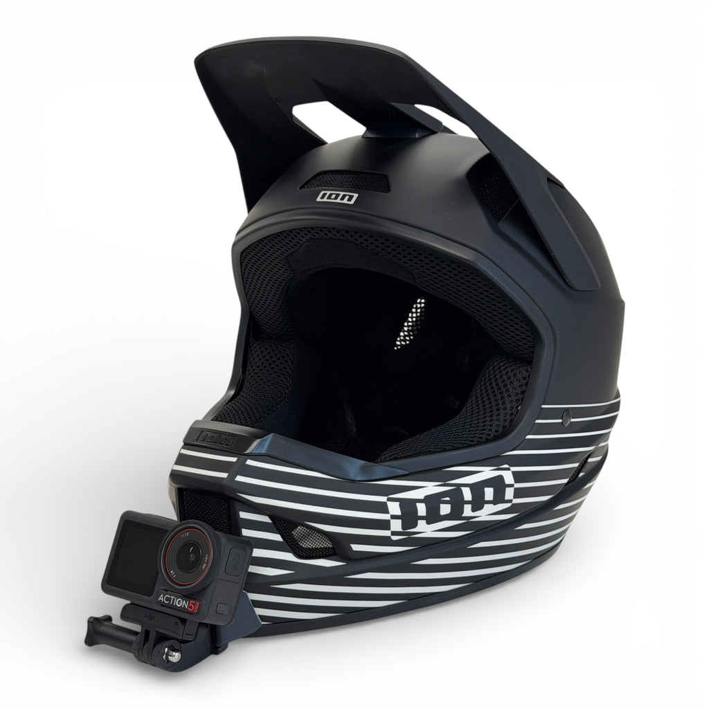 Casco ION SCRUB AMP con soporte de mentonera RiderMounts y cámara de acción montada