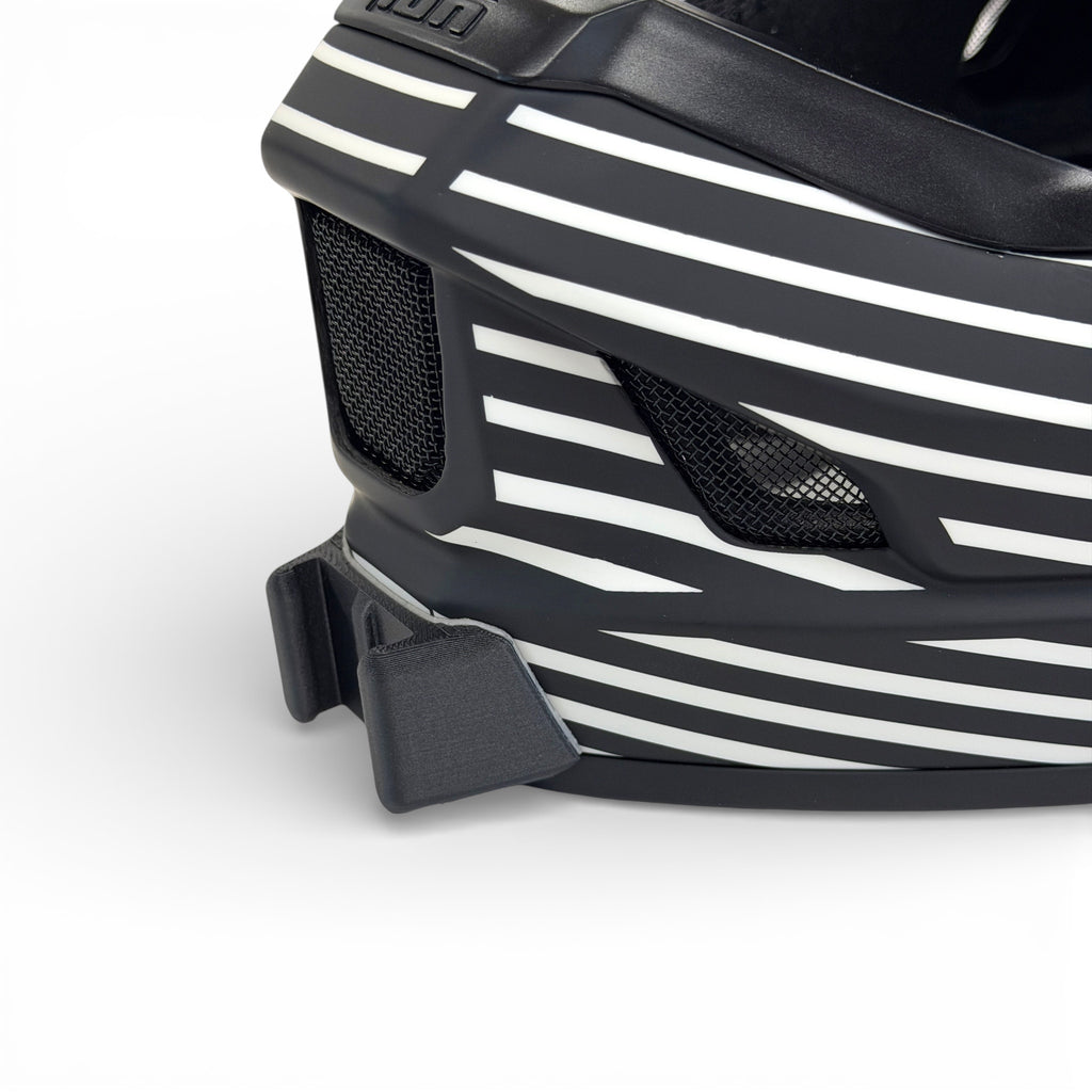 Primer plano del soporte de mentonera RiderMounts en la barbilla del casco ION SCRUB AMP