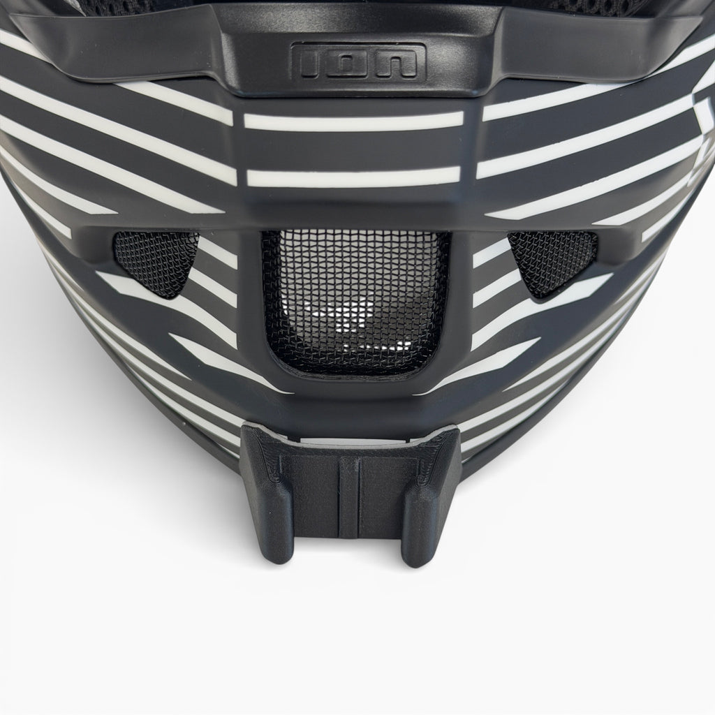 Vista frontal del casco ION SCRUB AMP con el soporte de mentonera RiderMounts montado