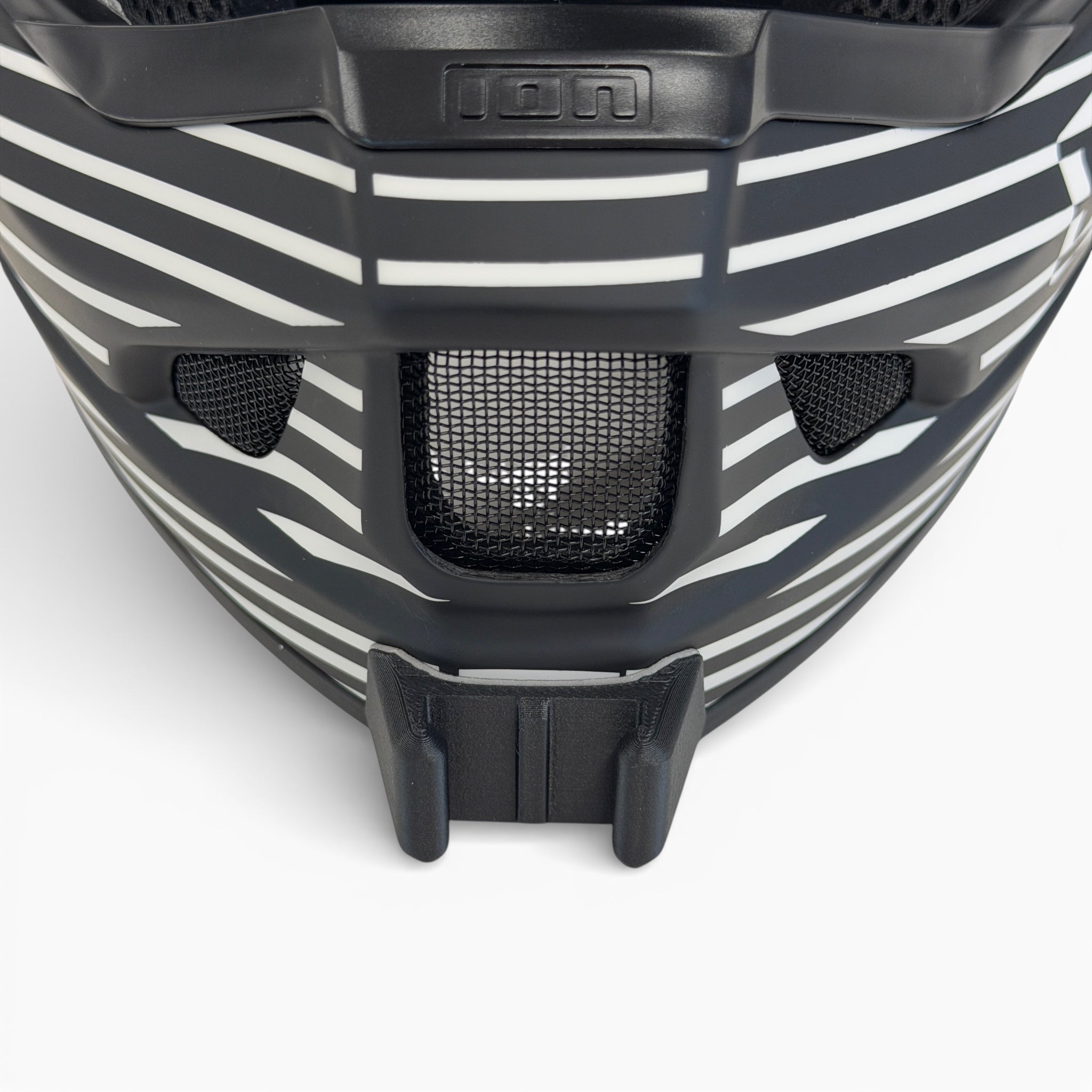 Vista frontal del casco ION SCRUB AMP con el soporte de mentonera RiderMounts montado