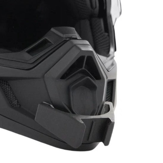 Primer plano del soporte de mentonera RiderMounts en la barbilla del casco IXS 209 1.0 ADVENTURE
