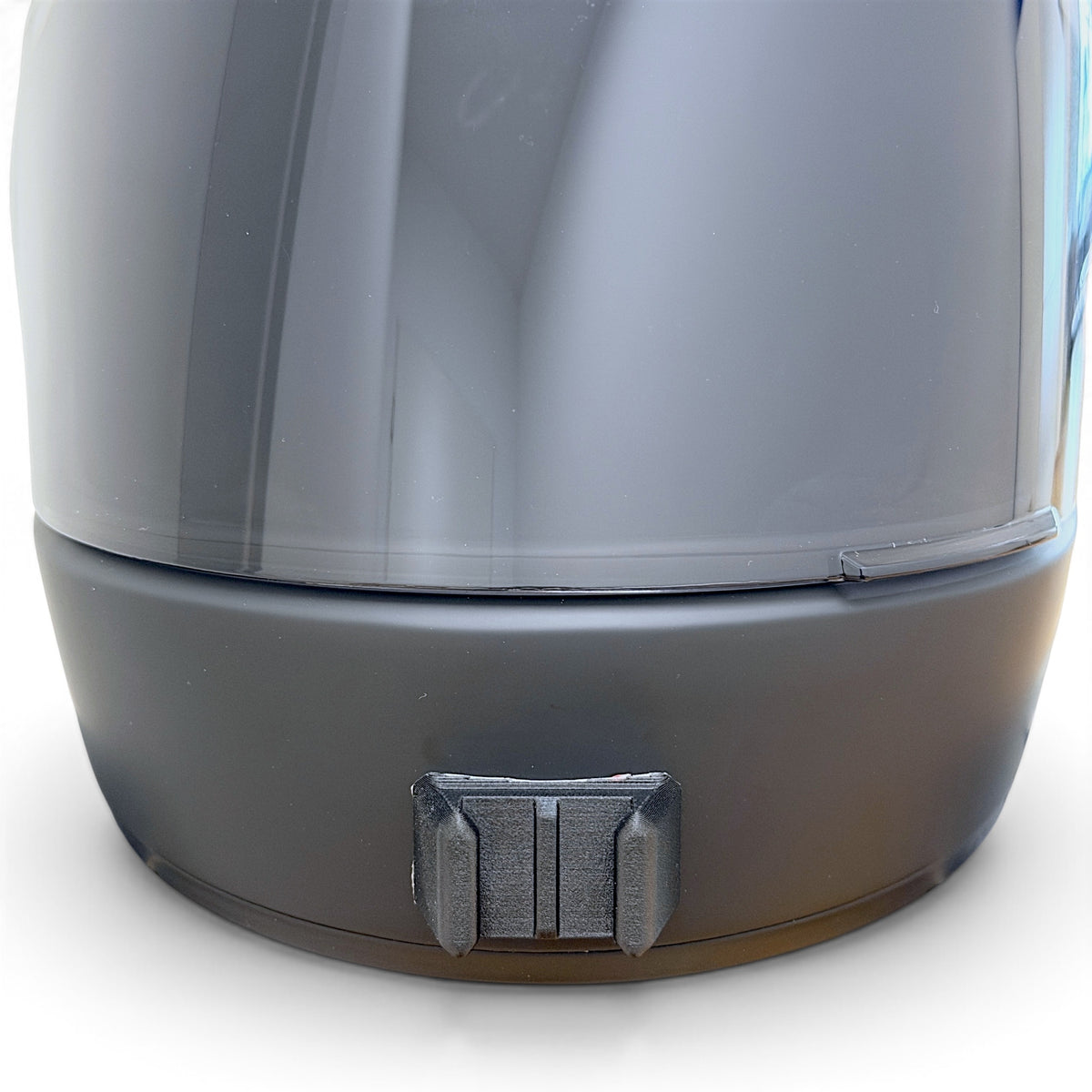 Vista frontal del casco JOHN DOE JDONE con el soporte de mentonera RiderMounts montado