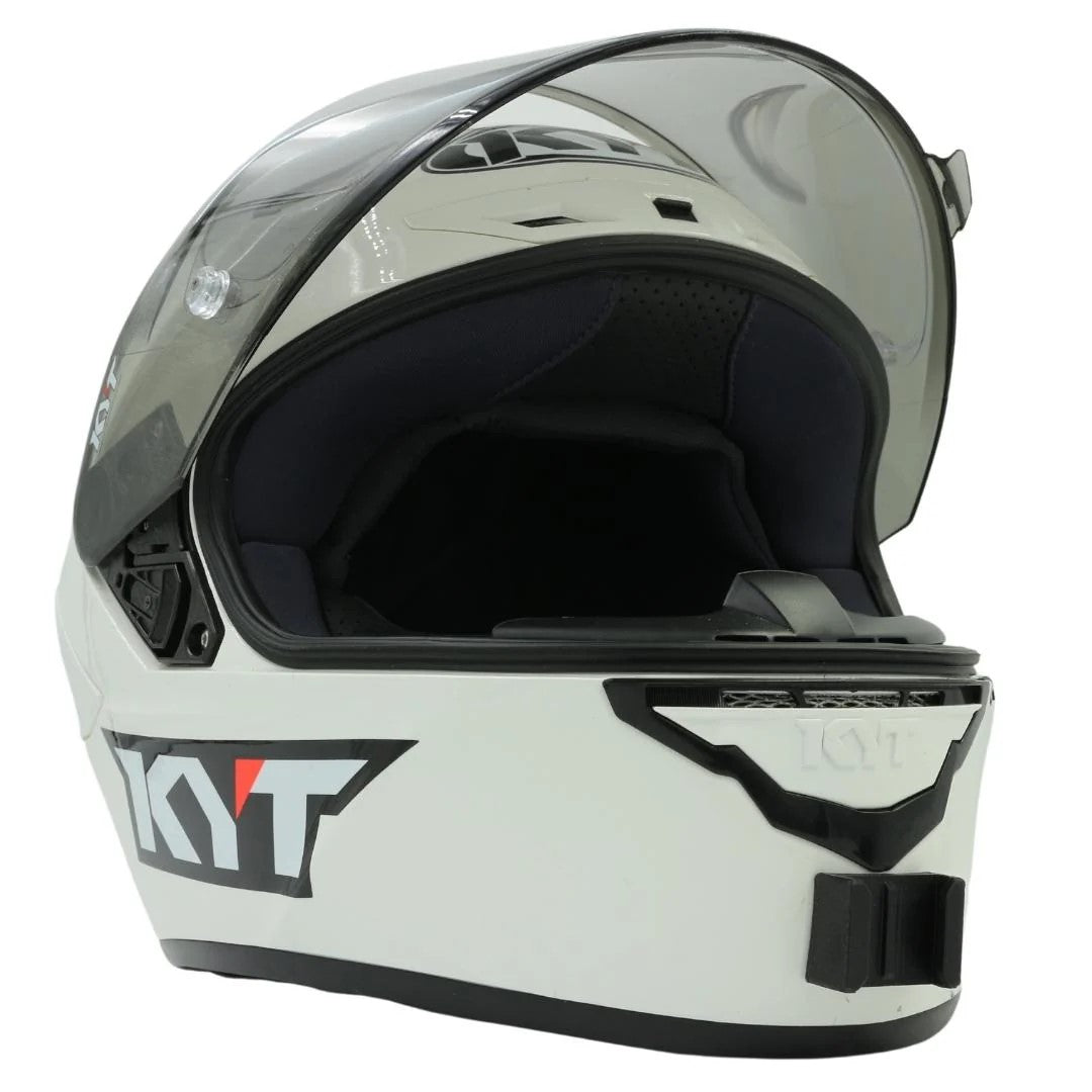 Casco KYT NZ-RACE con el soporte de mentonera RiderMounts instalado