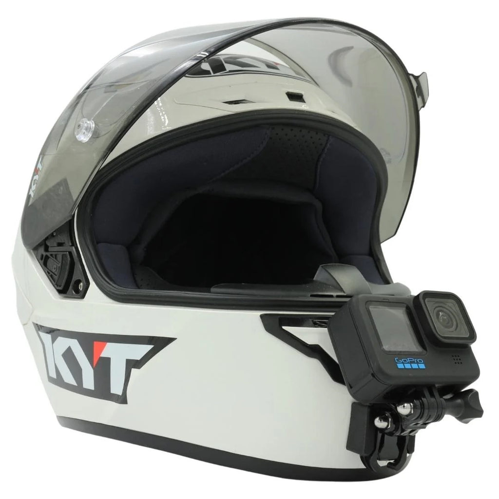 Casco KYT NZ-RACE con soporte de mentonera RiderMounts y cámara de acción montada