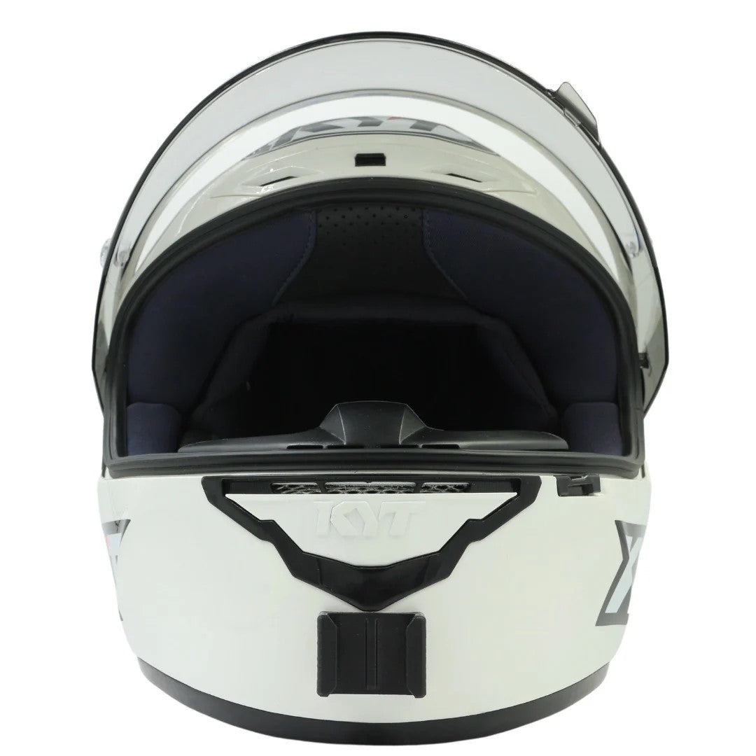 Vista frontal del casco KYT NZ-RACE con el soporte de mentonera RiderMounts montado