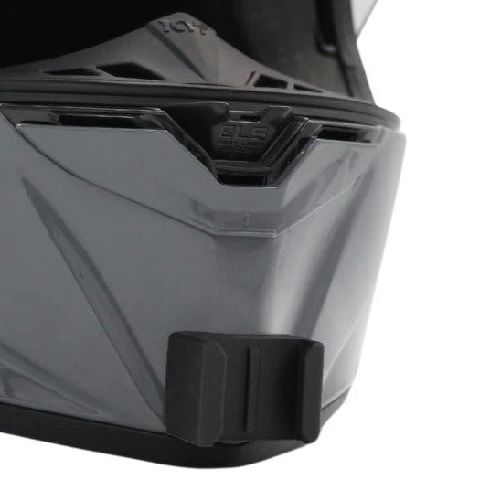 Primer plano del soporte de mentonera RiderMounts en la barbilla del casco KYT R2R