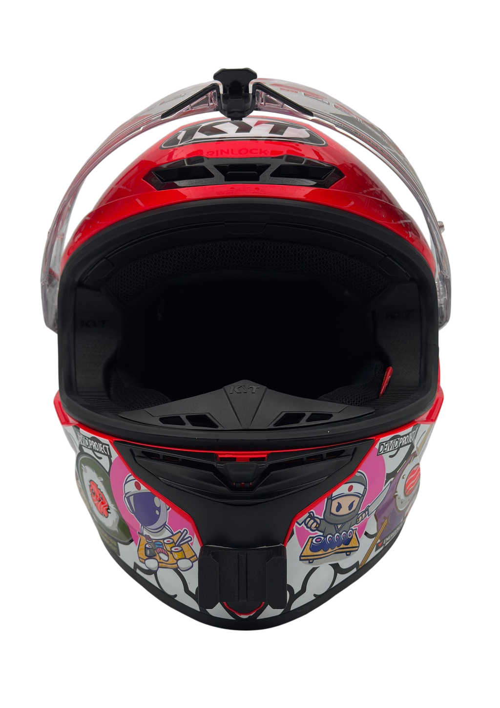 Vista frontal del casco KYT TT-REVO con el soporte de mentonera RiderMounts montado