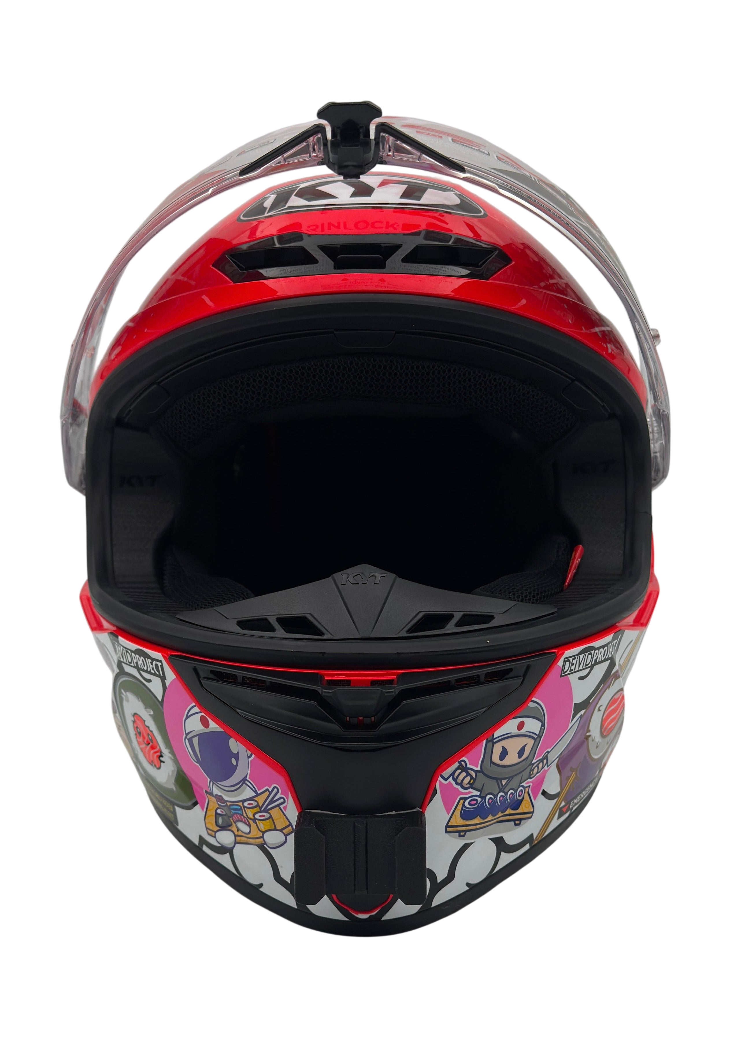 Vista frontal del casco KYT TT-REVO con el soporte de mentonera RiderMounts montado