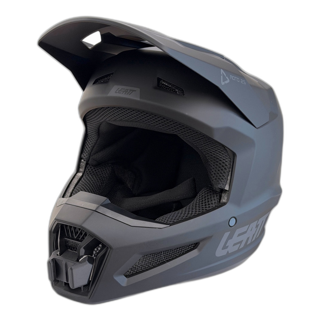 Casco LEATT 2.5 con el soporte de mentonera RiderMounts instalado