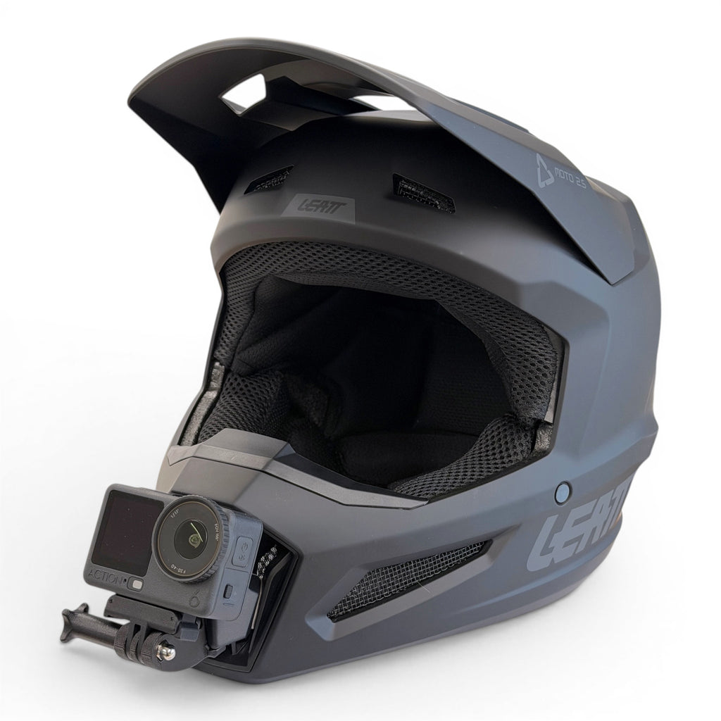 Casco LEATT 2.5 con soporte de mentonera RiderMounts y cámara de acción montada
