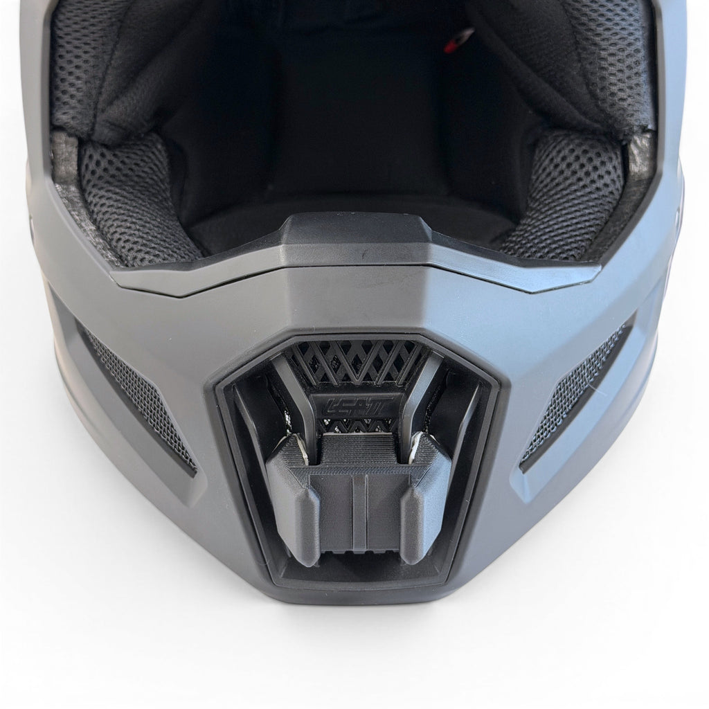 Vista frontal del casco LEATT 2.5 con el soporte de mentonera RiderMounts montado