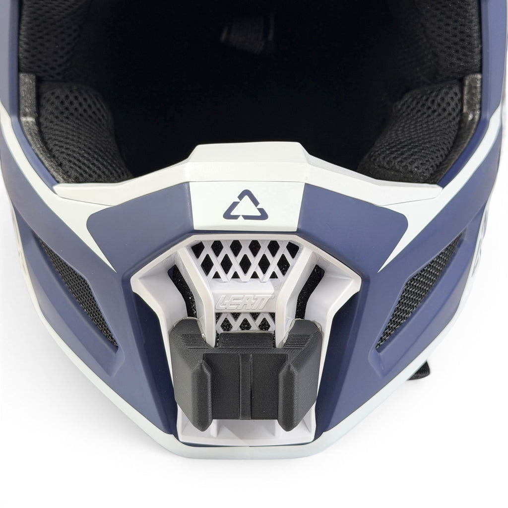 Vista frontal del casco LEATT 3.5 con el soporte de mentonera RiderMounts montado