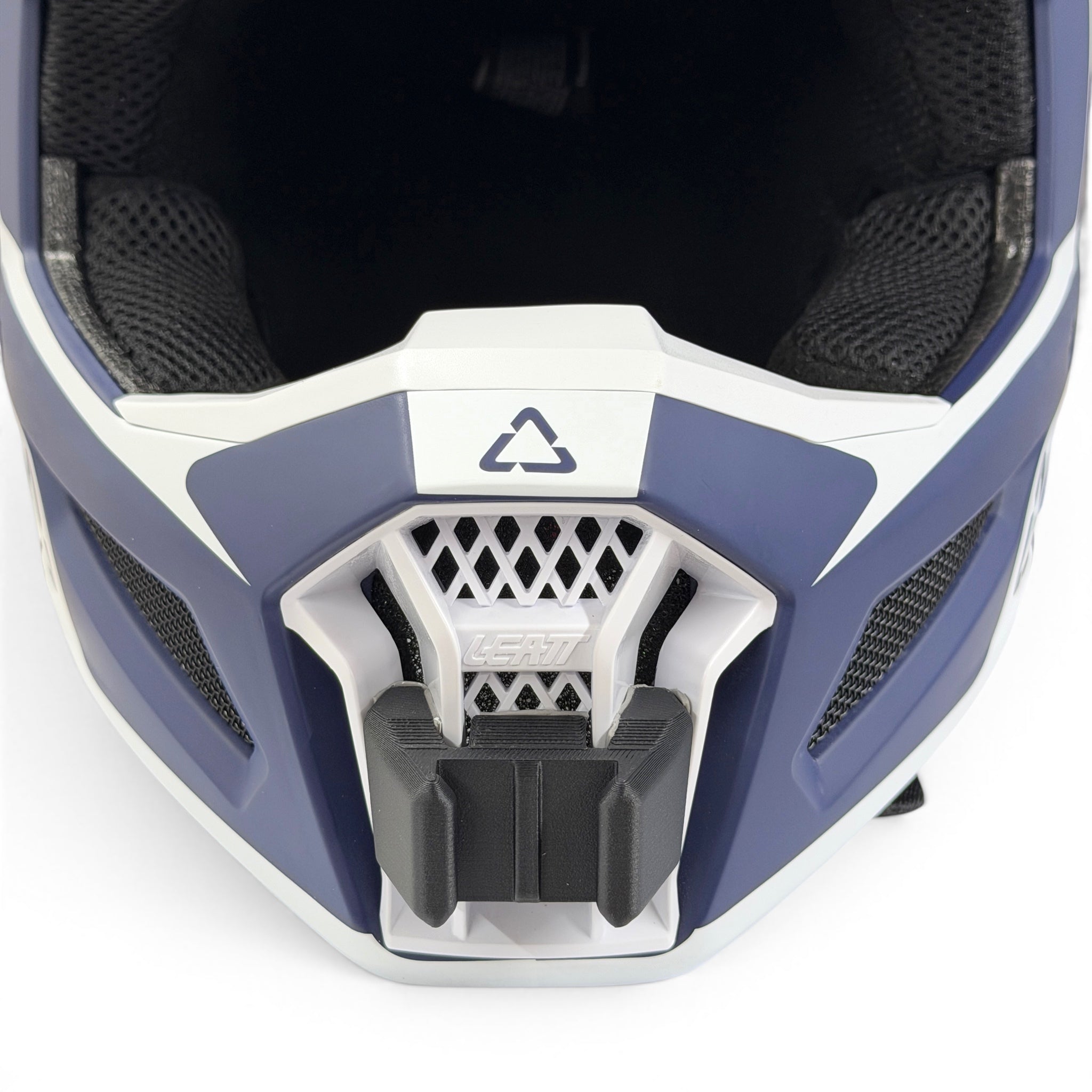 Vista frontal del casco LEATT 3.5 con el soporte de mentonera RiderMounts montado
