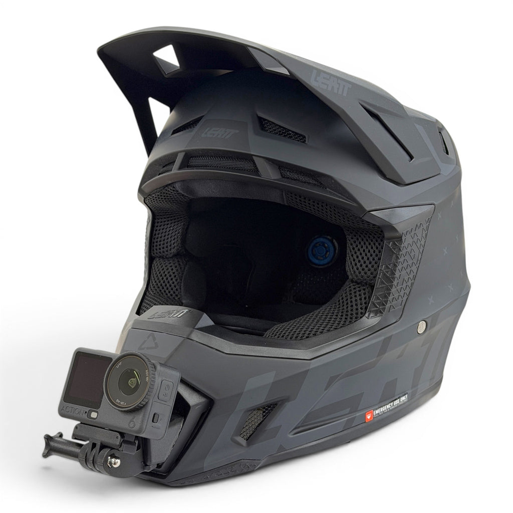 Casco LEATT 8.5 con soporte de mentonera RiderMounts y cámara de acción montada